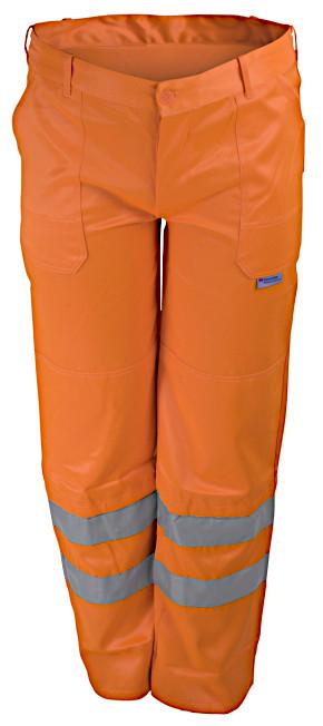 Lange Hose, sog. PREVENT® Warnschutz-Bundhose, Art. WHS, Größe 52, Foto siehe Anlage,
- mit einer Produktbeschreibung in einem Polybeutel verpackt,
- aus ca. 0,6 mm dicken, buntgewebten, strapazierfähigen Geweben aus laut Antrag 80 % Polyester
  (synthetische Chemiefasern) und 20 % Baumwolle, 
- in der Taille abschließend; mit einem angesetzten Bund mit Gürtelschlaufen,
- vorn mit einer Öffnung mit Knopfverschluss, verdeckt von einer Patte von links auf rechts (Männer-
  kleidung),
- mit verschiedenen ein- und aufgesetzten Taschen,
- mit knöchellangen Hosenbeinen, die im Bereich des Unterschenkels mit zwei aufgenähten, ca. 5 cm
  breiten, reflektierenden Streifen versehen sind,
- an den Beinabschlüssen durch Umschlagen und Festnähen gesäumt,
- lässt u. a. aufgrund ihres allgemeinen Aussehens und der Beschaffenheit erkennen, dass sie dazu
  bestimmt ist, ausschließlich oder hauptsächlich zum (körperlichen oder hygienischen) Schutz anderer
  Kleidungsstücke und/oder Personen bei Ausübung einer Gewerbe-, Berufs- oder Haushaltstätigkeit
  getragen zu werden.

"Lange Hose, aus Geweben, für Männer, aus synthetischen Chemiefasern, Arbeits- und Berufskleidung"