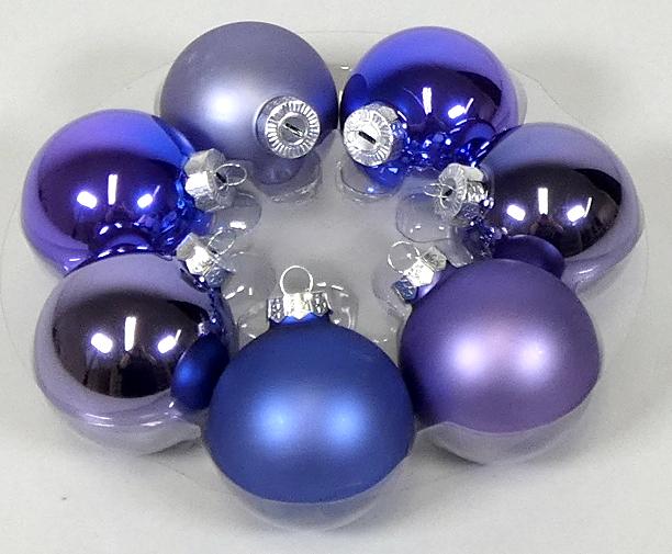 Nach den Angaben der Antragstellerin und dem vorgelegten Warenmuster handelt es sich um sieben Christbaumkugeln, die gemeinsam auf einer Blisterpackung aufgemacht sind. 
Die Kugeln bestehen jeweils aus einem Glashohlkörper (Durchmesser ca. 6 cm), der auf der Außenseite mit einem matten oder metallisch glänzenden Farbauftrag (bläulich bzw. lila) versehen ist. An der Oberseite sind die Kugeln jeweils mit einem Metallkrönchen mit Öse ausgestattet.
Derartige Waren sind dazu geeignet und bestimmt zum Schmücken eines Weihnachtsbaumes verwendet zu werden.

Zolltarifrechtlich handelt es sich um einen Weihnachtsfestartikel, aus Glas.
