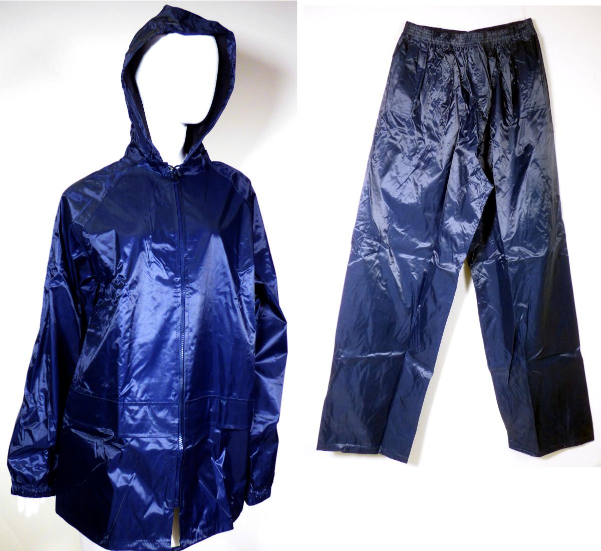 Kombination, bestehend aus einem Blouson und einer langen Hose, sog. Regenset, Art. R-SET,
Größe M, Foto siehe Anlage,
- in einem einfachen Beutel mit Reißverschluss gemeinsam für den Einzelverkauf aufgemacht,
- aus ca. 0,2 mm dicken, einfarbigen, einseitig (Innenseite) mit Kunststoff (laut Antrag: Polyurethan,
  kein Zellkunststoff) überzogenen Geweben der Position 5903 aus laut Antrag 100 % Polyester
  (synthetische Chemiefasern),
- vollständig aus ein und demselben Flächenerzeugnis hergestellt,
- ohne Hinweise auf den Trägerkreis (unisex), damit keine Ware der Unterposition (KN) 6210 4000,
- Oberteil (Blouson):
-- über den Schritt reichend (Rückenlänge: ca. 76 cm),
-- mit einer Kapuze mit Tunnelzug,
-- vorn mit einer durchgehenden Öffnung mit Reißverschluss,
-- mit langen Ärmeln, die über den unteren Rand des Kleidungsstücks hinausreichen; an den Ärmelenden
   elastisch verengt,
-- im Rückenbereich mit Belüftungsschlitzen versehen und mit netzartig durchbrochenen Gewirken
   unterlegt,
-- mit zwei aufgesetzten Taschen mit Patte unterhalb der Taille,
-- am unteren Rand mit einem Tunnelzug zu verengen,
- Unterteil (lange Hose):
-- in der Taille abschließend, mit einem elastischen Taillenbund,
-- ohne Öffnung und ohne Verschluss,
-- seitlich mit Belüftungsschlitzen versehen,
-- mit knöchellangen Hosenbeinen, an den Beinabschlüssen durch Umschlagen und Festnähen gesäumt
   und mittels Druckknopfverschluss zu verengen.

"Kleidung (Kombination) aus Erzeugnissen der Position 5903, aus Geweben, für Frauen"