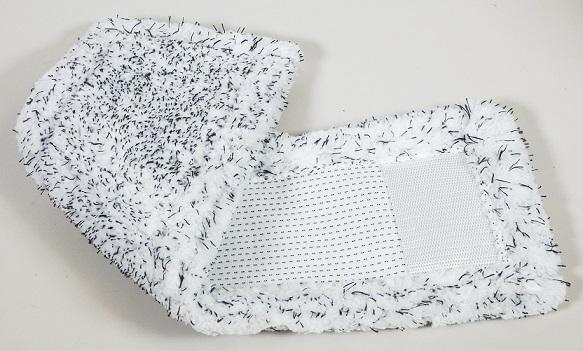 Reinigungstuch, Foto siehe Anlage,
- in einem Polybeutel verpackt,
- rechteckig, in den Abmessungen von ca. 47,5 cm x 16 cm,
- aus buntgewebten Plüschgeweben aus Spinnstoffen,
- auf der Unterseite sind an den beiden Schmalseiten zwei Zuschnitte aus einfarbigen Geweben 
  so aufgenäht, dass der Bezug in einen Klappmoppwischer eingespannt werden kann,
- an den Rändern durch Umschlagen und Festnähen gesäumt,
- durch Zusammenfügen konfektioniert,
- ohne Hinweise auf Handarbeit,
- stellt sich als separates Reinigungstuch (ohne Wischkopf-Rahmen oder eine andere Basis) dar, 
  somit keine Ware der Position 9603.

"Andere konfektionierte Ware (Reinigungstuch), aus Spinnstoffen, aus Geweben, nicht hand-
 gearbeitet"