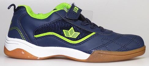 Halbschuhe, sog. Sportschuhe für Kinder und Jugendliche, Größe 30, Foto siehe Anlage,
- mit Laufsohlen aus laut Antrag Kautschuk,
- mit Oberteil (geschlossenes Blatt) aus Kunststoff (Spinnstoff mit einer mit bloßem Auge wahr-
  nehmbaren Außenschicht aus Kunststoff; den größten Teil der Außenfläche bildend; somit
  keine Ware der Position 6404) und Spinnstoff,
- auf das Oberteil sind Verstärkungsteile aus Kunststoff aufgesetzt,
- über dem Spann mit einem Klettverschluss und einem elastischen Band,
- seitlich, auf der Klettverschlusslasche, der Lasche und im Bereich der Ferse mit Firmenlogos
  versehen,
- im Bereich der Ferse mit einer Anziehhilfe,
- nicht den Knöchel bedeckend,
- ohne Metallschutz in der Vorderkappe,
- mit einer Länge der Innensohle von ca. 19,5 cm.

"Schuhe, andere als in der Position 6401 genannte, mit Laufsohlen aus Kautschuk und Oberteil
 aus Kunststoff, andere als in den Unterpositionen (KN) 6402 1210 bis 6402 9950 genannte, mit
 einer Länge der Innensohle von weniger als 24 cm"
