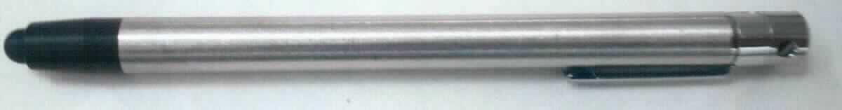 Bei der Ware handelt es sich um einen Eingabestift für berührungsempfindliche Bildschirme. Die Ware besteht im Wesentlichen aus einem zylinderförmigen Schaft aus unedlem Metall, der am einen Ende mit einer abgerundeten Kappe aus Kunststoff für die Eingabe und am anderen Ende mit einer Haltevorrichtung mit Lochung und Clip ausgestattet ist. 
Der Eingabestift wird für die Bedienung berührungsempfindlicher (hier kapazitiver) Bildschirme von Smartphones (nicht Gegenstand der vZTA-Entscheidung) verwendet.

Die Ware ist als "anderer Stift, kein Kugelschreiber und kein Stift mit poröser Spitze" einzureihen.

Anlage: 1 Abbildung