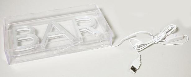 Bei der sog. Neonlichtbox Bar, Artikelnummer: 9073255 handelt es sich um ein transparentes, quaderförmiges Leuchtschild (Maße in cm (B x H x T): 22,2 x 11,9 x 3,2). Im Inneren des Gehäuses ist ein stilisierter und LED-Lichtquelle beleuchteter Schriftzug des Wortes „BAR“ eingesetzt. Das Erzeugnis ist mit einem fest verbundenen Kabel, einem Ein-/Ausschalter und einem USB Typ A Anschlussstecker ausgestattet. Im eingeschalteten Zustand wird ein Dauerlicht abgegeben. Jeder Buchstabe leuchtet in einer anderen Farbe. 
Das Erzeugnis ist zum Aufstellen bspw. in einem Schaufenster einer Bar bestimmt und dient dort der Informationsvermittlung.

Die Ware ist als „Leuchtschild mit fest angebrachter Lichtquelle, ausschließlich zur Verwendung mit LED-Lichtquellen bestimmt, aus Kunststoffen, nicht für zivile Luftfahrzeuge“ einzureihen.
