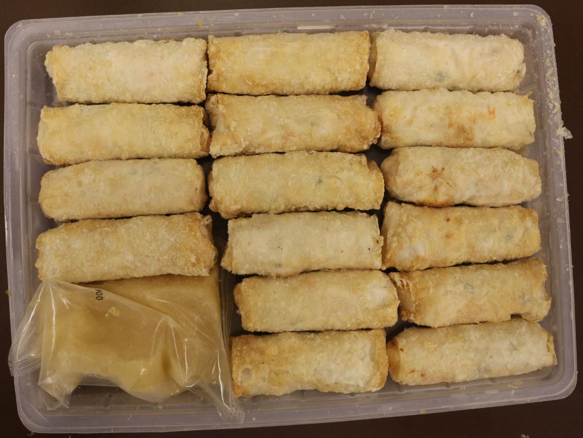 Nach den Antragsangaben, den ergänzenden Angaben und dem vorgelegten Warenmuster handelt es sich um sechszehn vorgegarte (vorfrittierte), tiefgefrorene Lebensmittelzubereitungen in Form von Frühlingsrollen. Die teigartige Hülle besteht aus sog. Reispapier, welche gefüllt ist mit einer überwiegend aus fein zerkleinertem Fleisch von Fischen der Art Nemipterus virgatus bestehenden gewürzten Fischpaste (18 %; kein Surimi), Fleischstücken von Garnelen (10 %), Gemüse (Karotten, Yambohnen, Kopfkohl, Zwiebeln, Frühlingszwiebeln), Gewürzen und weiteren Zutaten.
Der Gehalt an Fisch und Garnelen in der Lebensmittelzubereitung beträgt zusammen mehr als 20 GHT, wobei das fein zerkleinerte Fischfleisch gewichtsmäßig gegenüber den Krebstieranteilen (Garnelen) vorherrscht.
Die Frühlingsrollen (400 g Füllmenge) werden auf einem Kunststofftray in Warenzusammenstellung mit einer in einem Folienbeutel separat abgepackten süßen Sojawürzsoße in einer Folienverpackung vertrieben (450 g Gesamtfüllmenge). Die Frühlingsrollen verleihen der Warenzusammenstellung auf Grund des Gewichts und der Bedeutung für die Verwendung den wesentlichen Charakter.

Zolltarifrechtlich handelt es sich um "Fische, zubereitet oder haltbar gemacht, fein zerkleinert, andere als in den TARIC-Codes 1604 2005 00  bis 1604 2090 60 genannt".