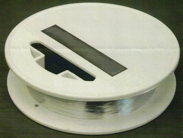 Synthetisches Monofil, Foto siehe Anlage,
- als Meterware, auf einer Spule aus Kunststoff, mit einer Länge von laut Antrag 50 m,
- mit einem Durchmesser von laut Antrag 0,25 mm bzw. 0,35 mm,
- augenscheinlich mit einem Titer von mehr als 67 dtex,
- aus synthetischen Chemiefasern (laut Antrag Polyamid),
- kein Elastomer.

"Synthetisches Monofil von mehr als 67 dtex und einem größten Durchmesser von weniger als 1 mm,
 aus Polyamid"