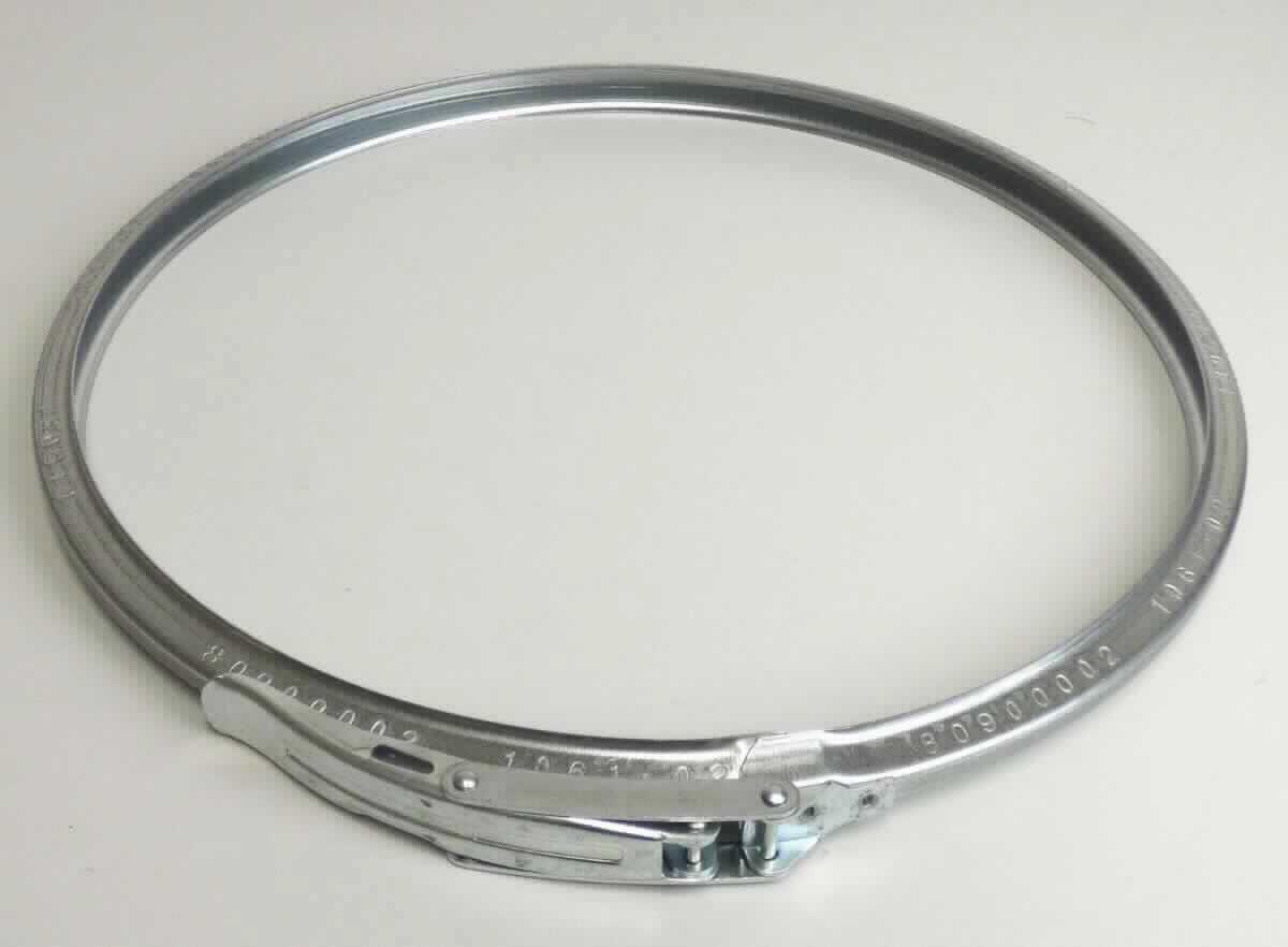 Es handelt sich um einen sog. Spannring aus unedlem Metall (Stahl), bestehend aus einem offenen, ringförmigen, abgekanteten Blechzuschnitt, der an den Enden mit einem Spannverschluss versehen ist. Das Erzeugnis dient zum Verschließen von Fässern, die unterschiedlicher stofflicher Beschaffenheit sein können.
Abmessungen: äußerer Durchmesser: etwa 37,5 cm; Breite: etwa 2 cm
 - Antragstellerangaben - 

Abbildung siehe Anlage.
 
Derartige Erzeugnisse gehören als "anderes (als in den TARIC-Codes 8309 1000 00 bis 8309 9090 10 genanntes) Verpackungszubehör, aus unedlen Metallen" zum TARIC-Code 8309 9090 90.