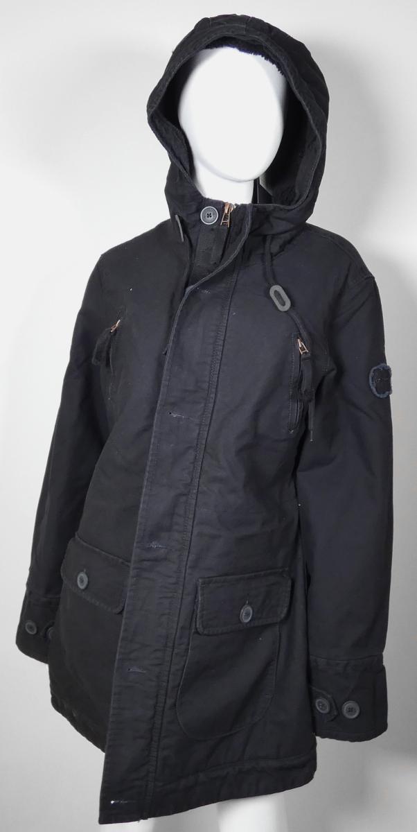 Anorak, Größe M, Foto siehe Anlage,
- in einem Polybeutel verpackt,
- aus ca. 0﻿,﻿6 mm dicken, einfarbigen Geweben aus laut Antrag 100 % Baumwolle,
- durchgehend gefüttert,
- mit einem Stückgewicht von ca. 1.970 g,
- über den Schritt reichend (Rückenlänge: ca. 87 cm), u. a. somit kein Parka,
- mit einer Kapuze mit Kordelzug,
- vorn mit einer durchgehenden Öffnung mit Reißverschluss, verdeckt von einer Patte mit Knopf-
  verschluss von links über rechts (Männerkleidung), 
- mit langen Ärmeln; an den Ärmelenden mit einem Knopfriegel zu verengen und mit eingenähten,
  gerippt gewirkten Bündchen (sog. Windfang) ausgestattet,
- mit verschiedenen ein- und aufgesetzten Taschen,
- im Bereich der Taille mit einem Kordelzug zu verengen,
- am unteren Rand gesäumt und hinten mit einem ca. 13 cm langen Rückenmittelschlitz versehen,
- wird im Allgemeinen über jeder anderen Kleidung und zum Schutz gegen das Wetter getragen,
  somit keine Jacke.

"Anorak, aus Geweben, für Männer, aus Baumwolle, mit einem Stückgewicht von mehr als 1 kg, 
 nicht nach dem Batik-Verfahren handbedruckt"