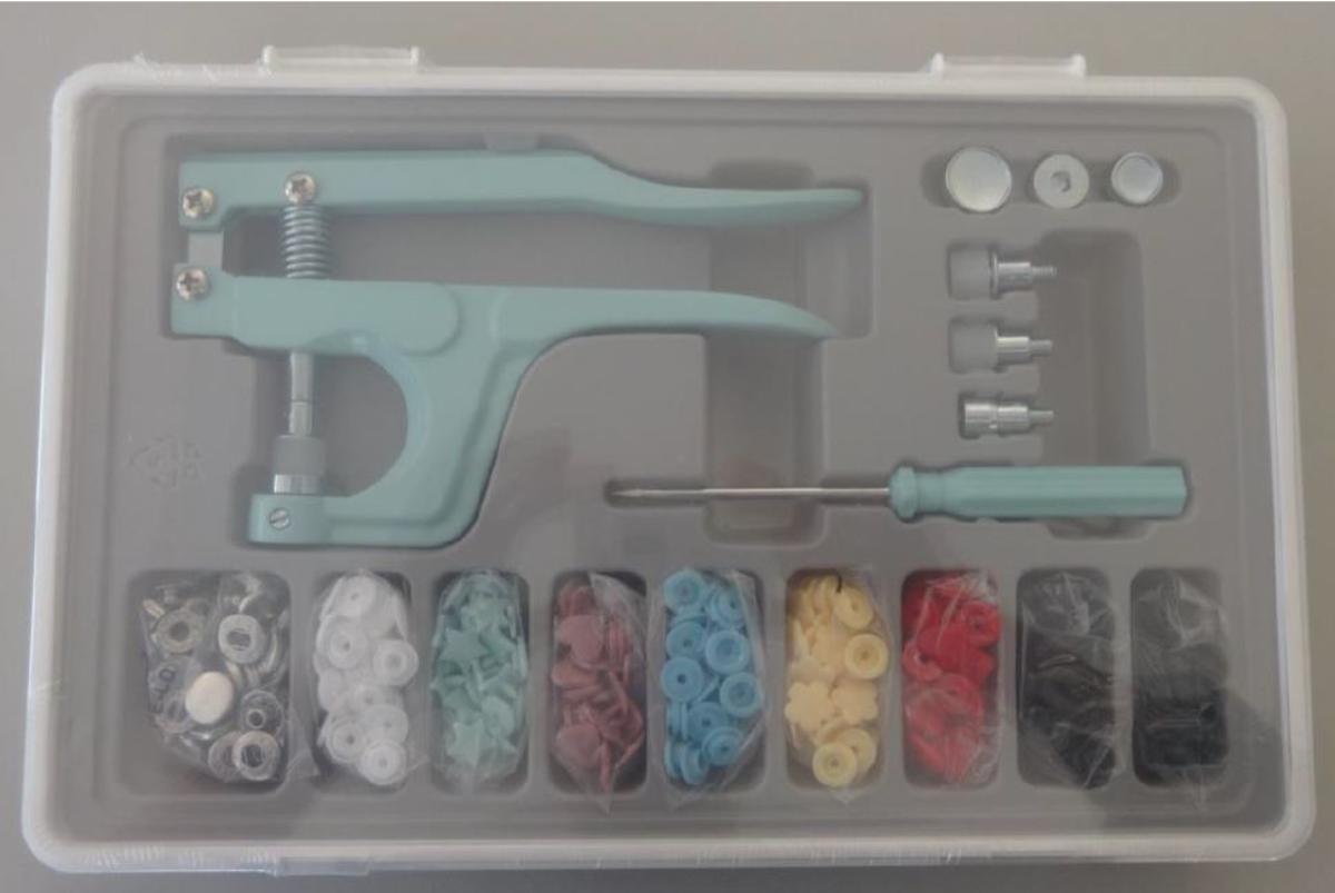 "Druckknopf-Set"
Warenzusammenstellung in Aufmachung für den Einzelverkauf, bestehend aus

- einer Zusammenstellung von Werkzeugen der Positionen 8203 und 8205

- - aus einer mit freiem Arm zu handhabenden Druckknopfzange, vollständig aus
    einer Aluminiumlegierung, mit zwei Griffhälften, verbunden über eine Gelenkstange
    mit Federmechanismus und bereits in die Backen eingesetzter, auswechselbarer
    Stempelplatte mit entsprechendem Gegenstück (Druckstempel), jeweils mit
    arbeitendem Teil aus Stahl (Pos. 8203)

- - einem mit freiem Arm zu handhabenden Schlitzschraubendreher mit Klinge aus Stahl
    und Griff aus Kunststoff zum De-/Montieren der Einsätze (Pos. 8205)

- sechs weiteren auswechselbaren Werkzeugen, jeweils mit arbeitendem Teil aus Stahl
  (zwei Druckstempel, ein Stanzkopf, jeweils mit entsprechendem Gegenstück; die 
  Druckstempel sind zusätzlich mit einer Kunststoffmanschette zum Schutz der Druckknöpfe
  ausgestattet; Pos. 8207)

- 140 Druckknöpfe, davon 20 aus unedlem Metall und 120 aus Kunststoff in verschiedenen
  Farben (türkis, lia, blau, gelb rot, schwearz, weiß) und Formen (Stern, Herz, Blüte, rund)
  (Pos. 9608)

- gemeinsam in einer zur Aufnahme der o. g. Waren besonders gestalteten und zum
  dauernden Gebrauch geeigneten Aufbewahrungsbox aus Kunststoff aufgemacht;
  Drückknöpfe zusätzlich in Polybeuteln verpackt

(Antragstellerangaben)

Abbildung siehe Anlage.

Die Werkzeugzusammenstellung bestimmt insbesondere im Hinblick auf den Wert
und die Bedeutung für die Verwendung den Charakter der Warenzusammenstellung.

Derartige Erzeugnisse gehören als "Zusammenstellung von Werkzeugen aus zwei
oder mehr der Positionen 8202 bis 8205, in Aufmachung für den Einzelverkauf, mit
arbeitendem Teil aus unedlem Metall zum TARIC-Code 8206 0000 00.