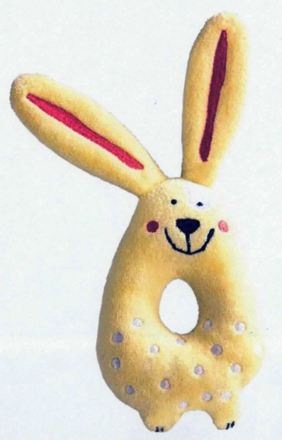 Bei der in Rede stehenden und als sog. Greifling Tier "Hase", Art.-Nr. 080715 bezeichneten Ware handelt es sich 
um ein Spielzeug, die Nachbildung eines Hasen aus gelbem Spinnstoff darstellend. Der Hase ist innen mit weichem Füllmaterial, einem Rasselelement sowie Knisterfolie ausgestattet. Er weist eine Größe (L x B) von ca. 10 x 8 cm auf. Der Körper ist in rundlicher Form mit ausgearbeiteten Ohren und Füßen gestaltet und mittig mit einem Greifloch versehen. Die Ohren und der Körper sind zusätzlich bestickt. Auch das Gesicht des Hasen ist aufgestickt. Die 
Ware dient der spielerischen Unterhaltung von Babys und Kleinkindern.

Derartige Erzeugnisse sind zolltarifrechtlich als "Spielzeug, ein Tier darstellend, Füllmaterial enthaltend"
einzureihen.