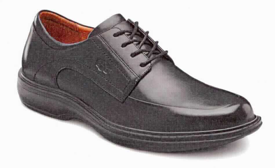 Halbschuhe und Schuhlöffel (lt. Antrag: "Freizeitschuhe", Foto siehe Anlage)
- stellt sich als Warenzusammenstellung dar, gemeinsam zur Befriedigung eines speziellen Bedarfs in einem Karton
  verpackt,
- Halbschuhe:
- lt. Antrag:
-- mit Laufsohlen aus Kunststoff; ohne Hauptsohle aus Holz,
-- mit Oberteil (geschlossenes Blatt) aus Leder,
-- mit Schnürsenkelverschluss,
-- ohne Metallschutz in der Vorderkappe, 
-- nicht den Knöchel bedeckend, 
-- mit einer Länge der Innensohle von mehr als 24 cm,
-- mit Einlegesohlen (noch nicht mit den Schuhen zusammengesetzt),
- als Männerschuh erkennbar,
- Schuhlöffel:
- lt. Antrag:
-- ca. 25,5 cm lang,
-- aus Kunststoff,
- die Schuhe bestimmen im Hinblick auf den Umfang den Charakter der Warenzusammenstellung.

"Schuhe mit Laufsohlen aus Kunststoff und Oberteil aus Leder, andere als in den Unterpositionen 6403 1200 bis 
 6403 9991 genannte, für Männer"