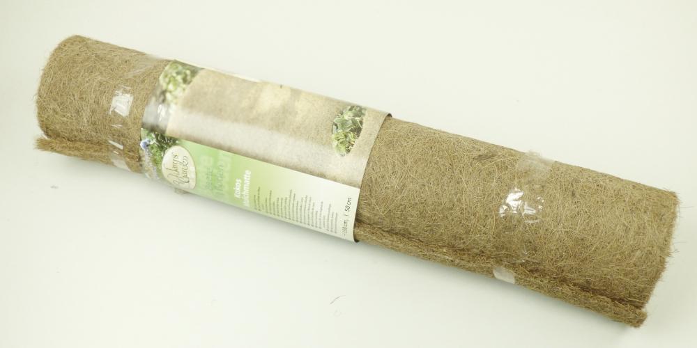 Nadelfilz, sog. Kokos Mulchmatte, Foto siehe Anlage,
- mit einer bedruckten Pappbanderole umwickelt,
- als Meterware, laut Antrag mit einer Breite von 50 cm und einer Länge von 150 cm,
- aus Bastfasern des Kapitels 53 (laut Antrag Kokos),
- einseitig bestrichen,
- mit einem Spinnstoffanteil von mehr als 50 GHT,
- laut Antrag zum Schutz von Pflanzen vor Witterungseinflüssen bestimmt.

"Filz, Nadelfilz, bestrichen"