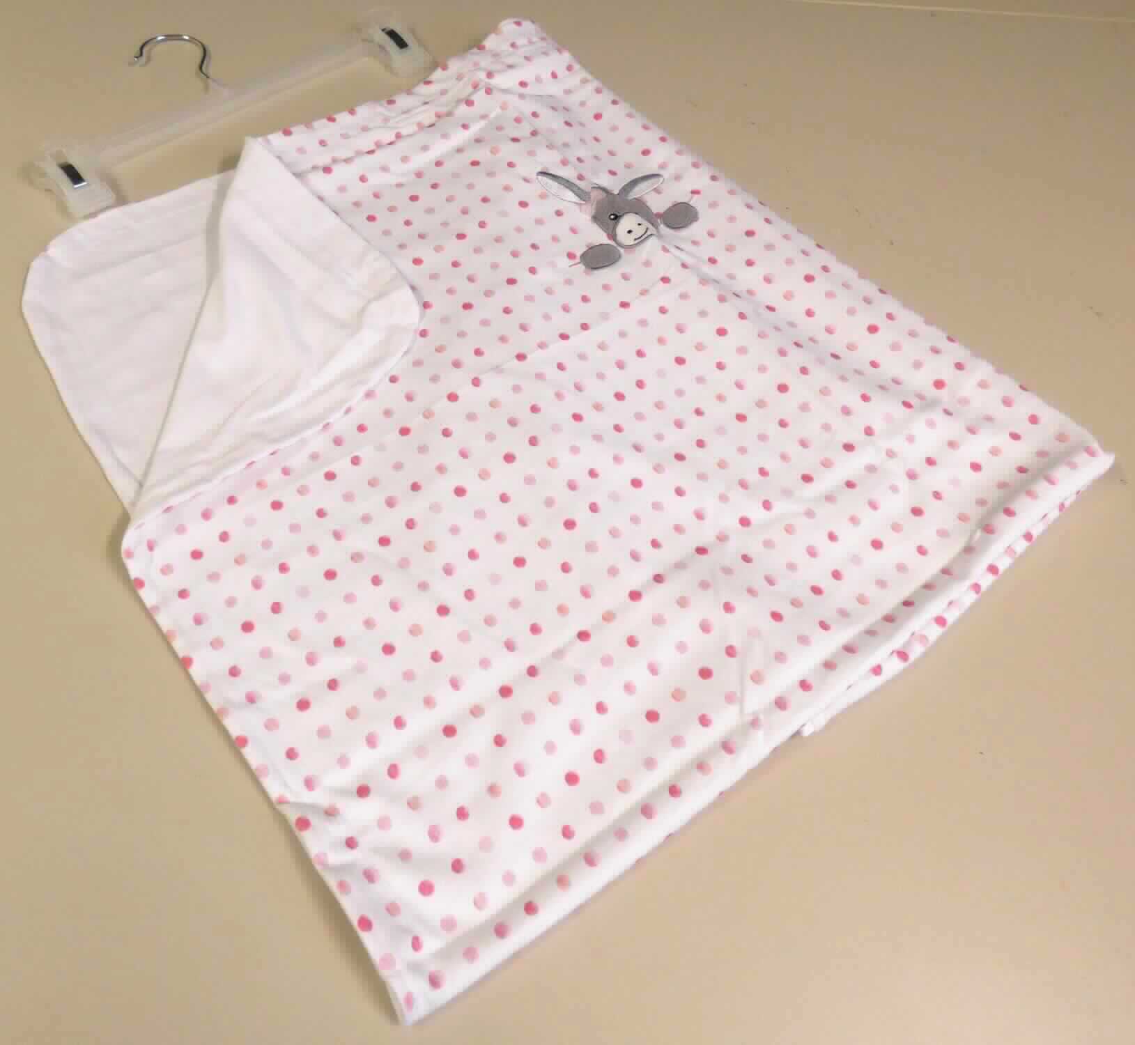 Decke, sog. Jersey Decke, Art. 9091838, Foto siehe Anlage,
- auf einem Kleiderbügel aufgehängt und in einem Polybeutel verpackt,
- annähernd rechteckig, mit abgerundeten Ecken; laut Antrag in den Abmessungen: 75 cm x 100 cm,
- doppellagig gearbeitet; aus ca. 0,6 mm dicken, einfarbigen und aus ca. 0,5 mm dicken, bedruckten
  Gewirken aus laut Antrag 100 % Baumwolle,
- durch Zusammennähen konfektioniert,
- auf einer Seite mit einem Aufdruck verziert,
- ohne elektrische Heizvorrichtung,
- ohne Polsterung oder Füllung; somit keine Ware der Position 9404.

"Decke, aus Spinnstoffen, ohne elektrische Heizvorrichtung, aus Baumwolle, aus Gewirken"