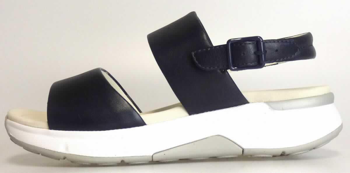 Sandalen (lt. Antrag: "Freizeitschuh für Damen", Größe 4,5, Foto siehe Anlage)
- mit Laufsohlen aus Kautschuk/Kunststoff; ohne Hauptsohle aus Holz,
- mit zehenfreiem Oberteil (nicht geschlossenes Blatt) aus Leder,
- mit Schnallenverschluss,
- nicht den Knöchel bedeckend,
- mit einer größten Höhe des Absatzes und der Sohle von ca. 4,5 cm.

"Schuhe mit Laufsohlen aus Kautschuk/Kunststoff und Oberteil aus Leder, andere als in den Unterpositionen 
 6403 1200 bis 6403 9905 genannte, mit nicht geschlossenem Blatt, mit Absatz und Sohle mit einer größten 
 Höhe von mehr als 3 cm"