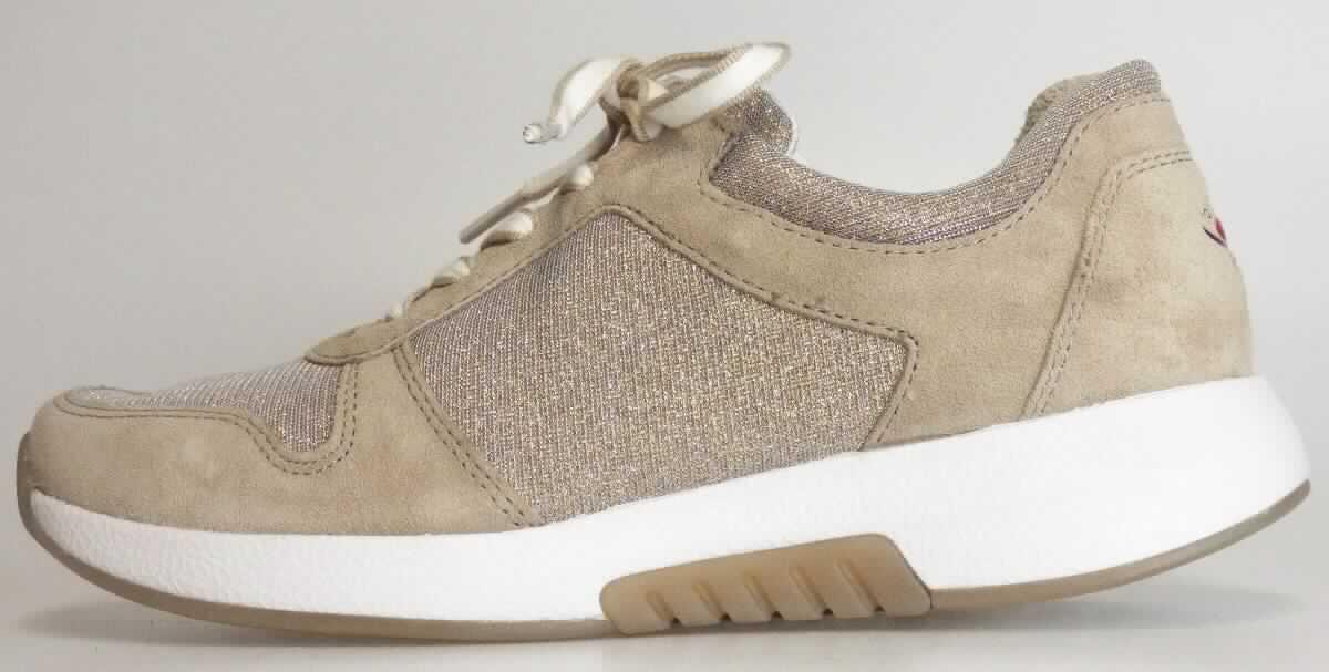 Halbschuhe (lt. Antrag: "Freizeitschuh für Damen", Größe 4,5, Foto siehe Anlage)
- mit Laufsohlen aus Kautschuk/Kunststoff; ohne Hauptsohle aus Holz,
- mit Oberteil (geschlossenes Blatt) aus Leder (den größten Teil der Außenfläche bildend) und Spinnstoff,
- mit Schnürsenkelverschluss,
- ohne Metallschutz in der Vorderkappe,
- nicht den Knöchel bedeckend, 
- mit einer Länge der Innensohle von ca. 24,8 cm,
- als Frauenschuhe erkennbar.

"Schuhe mit Laufsohlen aus Kautschuk/Kunststoff und Oberteil aus Leder, andere als in den Unterpositionen
 6403 1200 bis 6403 9991 genannte, für Frauen"
