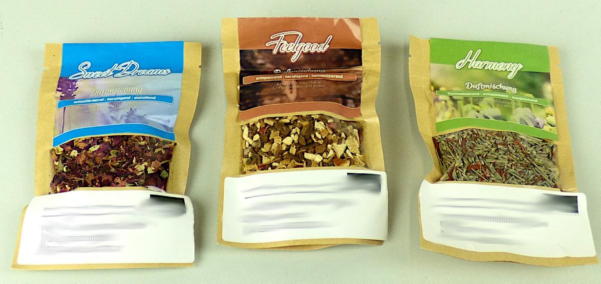 Zubereitetes Raumdesodorierungsmittel; Duftmischung

Bei der Ware handelt es sich um getrocknete pflanzliche Bestandteile mit intensivem Duft, abgefüllt in einer bunt bedruckten Folienverbundverpackung (Maße 14 x 9 cm).
Die Ware soll in sog. Vitalöfen (nicht Bestandteil dieser vZTA) zur Raumdesodorierung beitragen. Die Ware ist für den Einzelverkauf aufgemacht.

Die Ware ist als anderes zubereitetes Raumdesodorierungsmittel in die Unterposition 3307 4900 der Kombinierten Nomenklatur einzureihen.