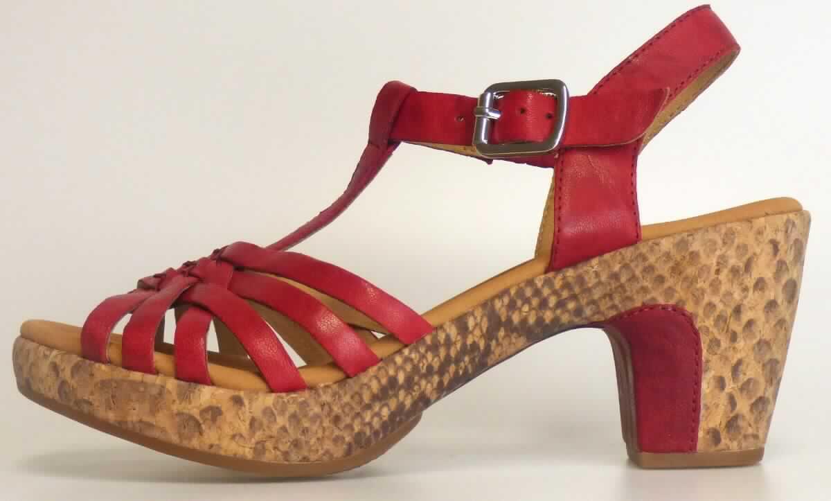 Sandalen mit Absatz (lt. Antrag: "Freizeitschuh für Damen", Größe 4,5, Foto siehe Anlage)
- mit Laufsohlen aus Kautschuk/Kunststoff; ohne Hauptsohle aus Holz,
- mit zehenfreiem Oberteil (nicht geschlossenes Blatt) aus Leder,
- mit Schnallenverschluss,
- nicht den Knöchel bedeckend,
- mit einer größten Höhe des Absatzes und der Sohle von ca. 7,5 cm.

"Schuhe mit Laufsohlen aus Kautschuk/Kunststoff und Oberteil aus Leder, andere als in den Unterpositionen 
 6403 1200 bis 6403 9905 genannte, mit nicht geschlossenem Blatt, mit Absatz und Sohle mit einer größten 
 Höhe von mehr als 3 cm"