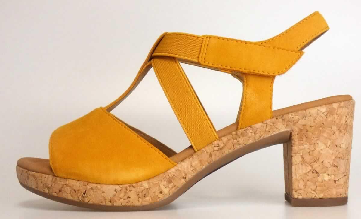 Sandalen mit Absatz (lt. Antrag: "Freizeitschuh für Damen, Größe 4,5", Foto siehe Anlage)
- mit Laufsohlen aus Kautschuk/Kunststoff; ohne Hauptsohle aus Holz,
- mit zehenfreiem Oberteil (nicht geschlossenes Blatt) aus Leder (den größten Teil der Außenfläche bildend) und 
  Spinnstoff,
- mit Klettverschluss,
- nicht den Knöchel bedeckend,
- mit einer größten Höhe des Absatzes und der Sohle von ca. 7 cm.

"Schuhe mit Laufsohlen aus Kautschuk/Kunststoff und Oberteil aus Leder, andere als in den Unterpositionen
 6403 1200 bis 6403 9905 genannte, mit nicht geschlossenem Blatt, mit Absatz und Sohle mit einer größten 
 Höhe von mehr als 3 cm"