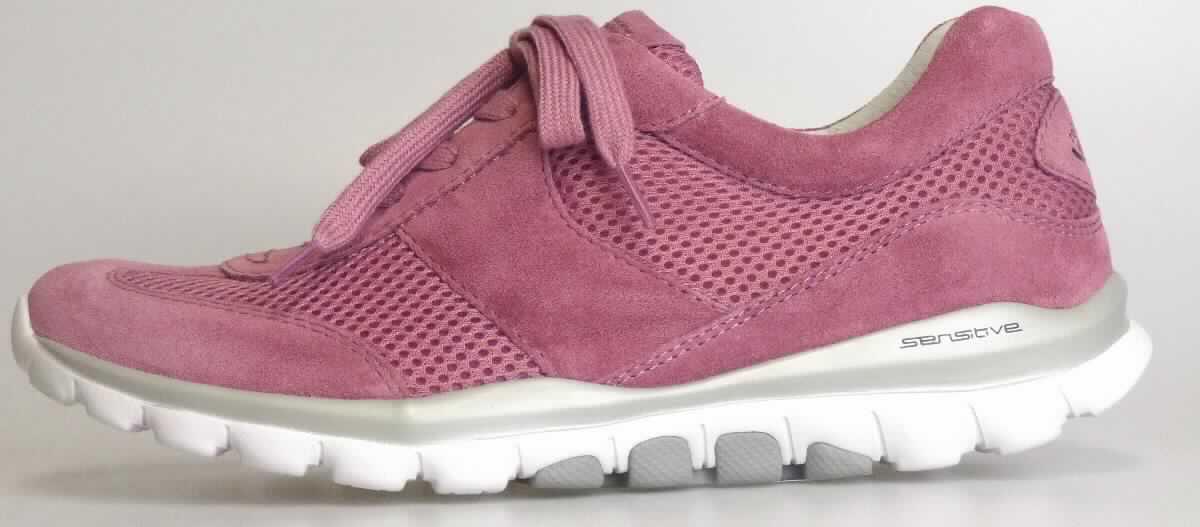 Halbschuhe (lt. Antrag: "Freizeitschuh für Damen", Foto siehe Anlage)
- mit Laufsohlen aus Kautschuk/Kunststoff; ohne Hauptsohle aus Holz,
- mit Oberteil (geschlossenes Blatt) aus Leder (den größten Teil der Außenfläche bildend) und Spinnstoff,
- auf das Oberteil sind Verstärkungsteile aus Leder aufgesetzt,
- mit Schnürsenkelverschluss,
- ohne Metallschutz in der Vorderkappe,
- nicht den Knöchel bedeckend, 
- lt. Antrag mit einer Länge der Innensohle von weniger als 24 cm.

"Schuhe mit Laufsohlen aus Kautschuk/Kunststoff und Oberteil aus Leder, andere als in den Unterpositionen
 6403 1200 bis 6403 9950 genannte, mit einer Länge der Innensohle von weniger als 24 cm"