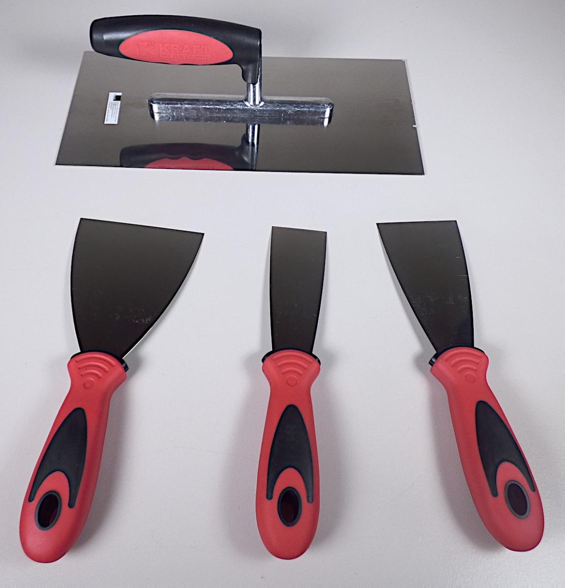"Glättekelle";

- mit freiem Arm zu handhabendes Erzeugnis

- - mit einer Kellenplatte aus nichtrostendem Stahl (ca. 280 x 130 mm groß)

- - mit einem 2-Komponenten Griff aus Kunststoff (TPR + PP)

- zum Glattstreichen von Estrichböden oder Wandputz oder zum Verspachteln bei Bauarbeiten

- in einer bedruckten Pappkarte verpackt
(Antragstellerangaben)

Abbildung siehe Anlage.

Derartige Erzeugnisse gehören als "Handwerkzeuge (für Maurer), anderweit weder genannt noch inbegriffen, mit arbeitendem Teil aus unedlem Metall" zum TARIC-Code 8205 5910 00.