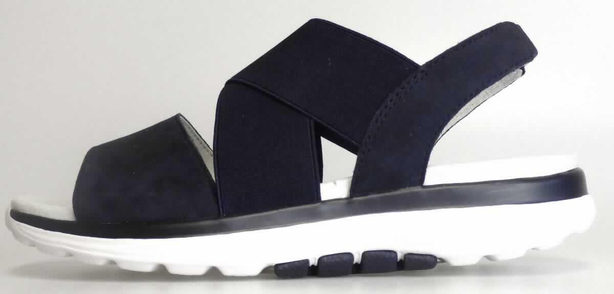 Sandalen (lt. Antrag: "Freizeitschuh für Damen, Größe 4,5", Foto siehe Anlage)
- mit Laufsohlen aus Kautschuk/Kunststoff; ohne Hauptsohle aus Holz,
- mit zehenfreiem Oberteil (nicht geschlossenes Blatt) aus Leder (den größten Teil  der Außenfläche bildend) 
  und Spinnstoff,
- nicht den Knöchel bedeckend,
- mit einer größten Höhe des Absatzes und der Sohle von ca. 4 cm.

"Schuhe mit Laufsohlen aus Kautschuk/Kunststoff und Oberteil aus Leder, andere als in den
 Unterpositionen 6403 1200 bis 6403 9905 genannte, mit nicht geschlossenem Blatt, mit 
 Absatz und Sohle mit einer größten Höhe von mehr als 3 cm"