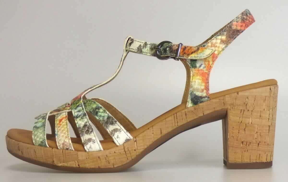 Sandalen mit Absatz (lt. Antrag: "Freizeitschuh für Damen", Größe 4,5, Foto siehe Anlage)
- mit Laufsohlen aus Kautschuk/Kunststoff; ohne Hauptsohle aus Holz,
- mit zehenfreiem Oberteil (nicht geschlossenes Blatt) aus Leder,
- mit Schnallenverschluss,
- nicht den Knöchel bedeckend,
- mit einer größten Höhe des Absatzes und der Sohle von ca. 7 cm.

"Schuhe mit Laufsohlen aus Kautschuk/Kunststoff und Oberteil aus Leder, andere als in den Unterpositionen 
 6403 1200 bis 6403 9905 genannte, mit nicht geschlossenem Blatt, mit Absatz und Sohle mit einer größten 
 Höhe von mehr als 3 cm"