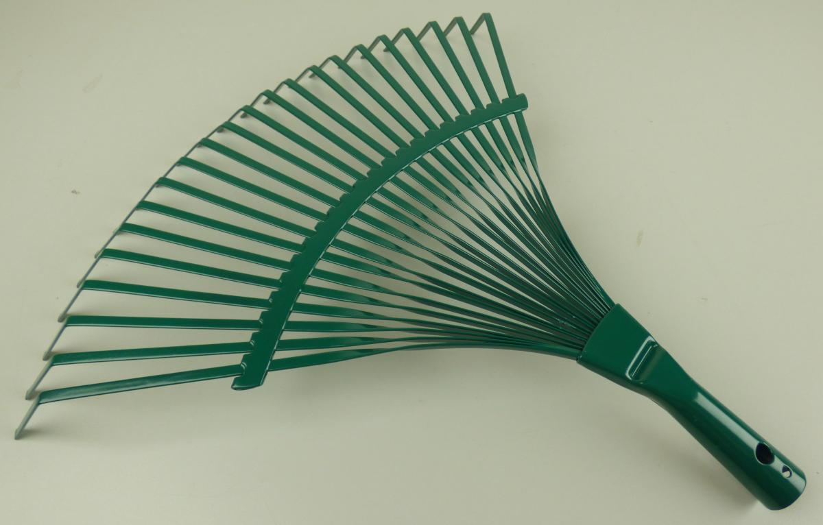 "Laubrechen"

- mit freiem Arm zu handhabender, fächerartiger Rechen (Breite: 45,4 cm) in Form von 22 Federzinken, die an einem Schaft aus unedlem Metall angebracht sind

- zur Montage an einem Stiel (nicht Gegenstand dieser vZTA)

- zur Bearbeitung kleiner Beet- oder Gartenanlagen (z. B. zum Entfernen von Laub)

- in einem Kunststoffbeutel verpackt

Abbildung siehe Anlage.

Derartige Erzeugnisse gehören als "Teile aus unedlem Metall von Rechen, mit arbeitendem Teil aus unedlem Metall" zum TARIC-Code 8201 3000 00.