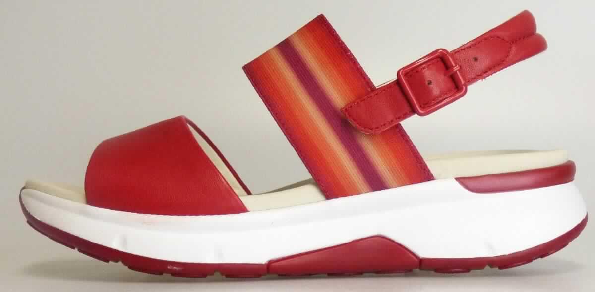 Sandalen (lt. Antrag: "Freizeitschuh für Damen, Größe 4,5", Foto siehe Anlage)
- mit Laufsohlen aus Kautschuk/Kunststoff; ohne Hauptsohle aus Holz,
- mit zehenfreiem Oberteil (nicht geschlossenes Blatt) aus Leder (den größten Teil der Außenfläche bildend) und
  Spinnstoff,
- mit Schnallenverschluss,
- nicht den Knöchel bedeckend,
- mit einer größten Höhe des Absatzes und der Sohle von ca. 4,5 cm.

"Schuhe mit Laufsohlen aus Kautschuk/Kunststoff und Oberteil aus Leder, andere als in den Unterpositionen
 6403 1200 bis 6403 9905 genannte, mit nicht geschlossenem Blatt, mit Absatz und Sohle mit einer größten 
 Höhe von mehr als 3 cm"