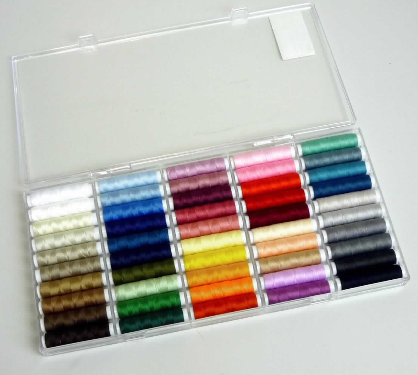 Nähgarn, sog. Nähgarn Set, Foto siehe Anlage,
- als 50-teiliges Sortiment (in unterschiedlichen Farben) in einer Kunststoffbox verpackt,
- laut Untersuchungsergebnis:
-- gefärbte bzw. gebleichte Garne aus synthetischen Spinnfasern (laut Antrag Polyester), 
-- gezwirnt; mit einer Z-Drehung als letzter Drehung,
-- appretiert für die Verwendung als Nähgarn,
- auf Spulen, mit einer Länge von laut Antrag 50 m und einem Gewicht einschließlich der Unterlage von ca. 2 g 
  (= Garn in Aufmachung für den Einzelverkauf).

"Nähgarn aus synthetischen Spinnfasern, in Aufmachungen für den Einzelverkauf"