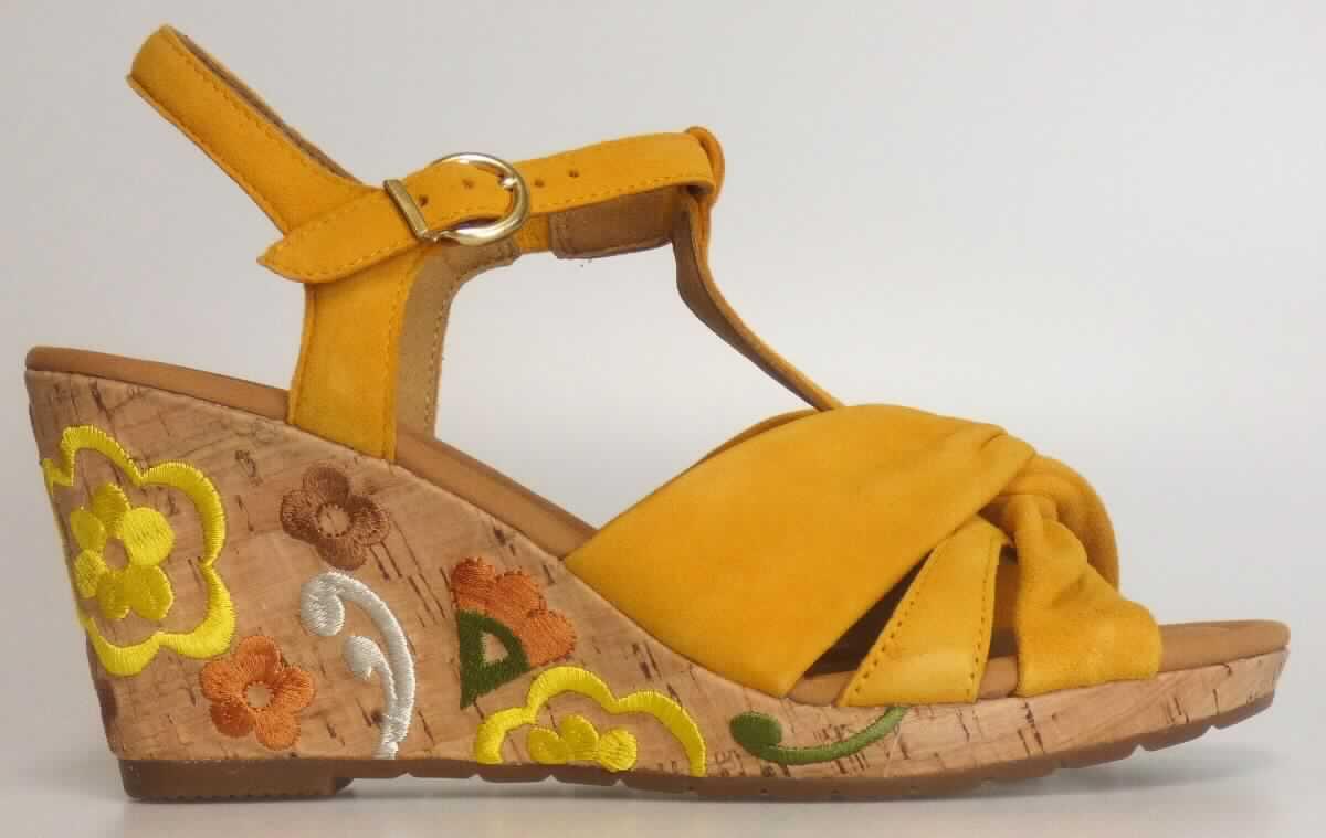 Sandalen mit Absatz (lt. Antrag: "Freizeitschuh für Damen", Größe 4,5, Foto siehe Anlage)
- mit Laufsohlen aus Kautschuk/Kunststoff; ohne Hauptsohle aus Holz,
- mit zehenfreiem Oberteil (nicht geschlossenes Blatt) aus Leder,
- mit Schnallenverschluss und Druckknopfverschluss,
- nicht den Knöchel bedeckend,
- mit einer größten Höhe des Absatzes und der Sohle von ca. 8,5 cm.

"Schuhe mit Laufsohlen aus Kautschuk/Kunststoff und Oberteil aus Leder, andere als in den Unterpositionen 
 6403 1200 bis 6403 9905 genannte, mit nicht geschlossenem Blatt, mit Absatz und Sohle mit einer größten 
 Höhe von mehr als 3 cm"