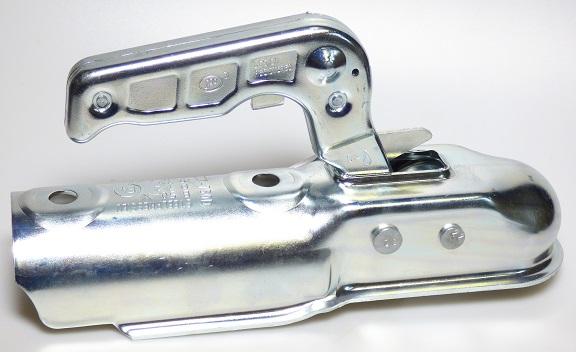 Zugkugelkupplung, sog. Kupplungsklaue 60 mm, rund, Art.-Nr.: 38.078, Foto siehe Anlage,
laut Antrag bestehend aus:
- einem spezifisch gestalteten, halbrundartigen, mit mehreren Aussparungen versehenen,
  länglichen, silbernen Gehäuse aus verzinktem Stahl,
- innen mit einer mittels des sog. Kupplungsgriffs bedienbaren, federbelasteten Kugelpfanne
  zur Verriegelung der Kupplungskugel von Zugfahrzeugen versehen,
- mit einer Länge von ca. 265 mm, einer Breite von ca. 75 mm und einer Höhe von ca. 130 mm
  (Griffstellung in verriegelter Position),
- wird mit zwei Schrauben (nicht Gegenstand dieser vZTA-Entscheidung) an einem tragenden
  Bauteil von Anhängern (rundes Anhängerzugrohr mit einem Durchmesser von ca. 60 mm)
  verschraubt,
- für Kugelköpfe mit einem Durchmesser von 50 mm bestimmt,
- dient als Bindeglied einer sog. Kugelkopfkupplung der drehbaren und gesicherten Lagerung der
  Kupplungskugel des Zugfahrzeugs,
- aufgrund der objektiven Merkmale (u. a. Form) und Eigenschaften erkennbar hauptsächlich für
  Beförderungsmittel des Kapitels 87 bestimmt.

"Teil für ein nicht selbstfahrendes Fahrzeug der Position 8716 (Zugkugelkupplung)"