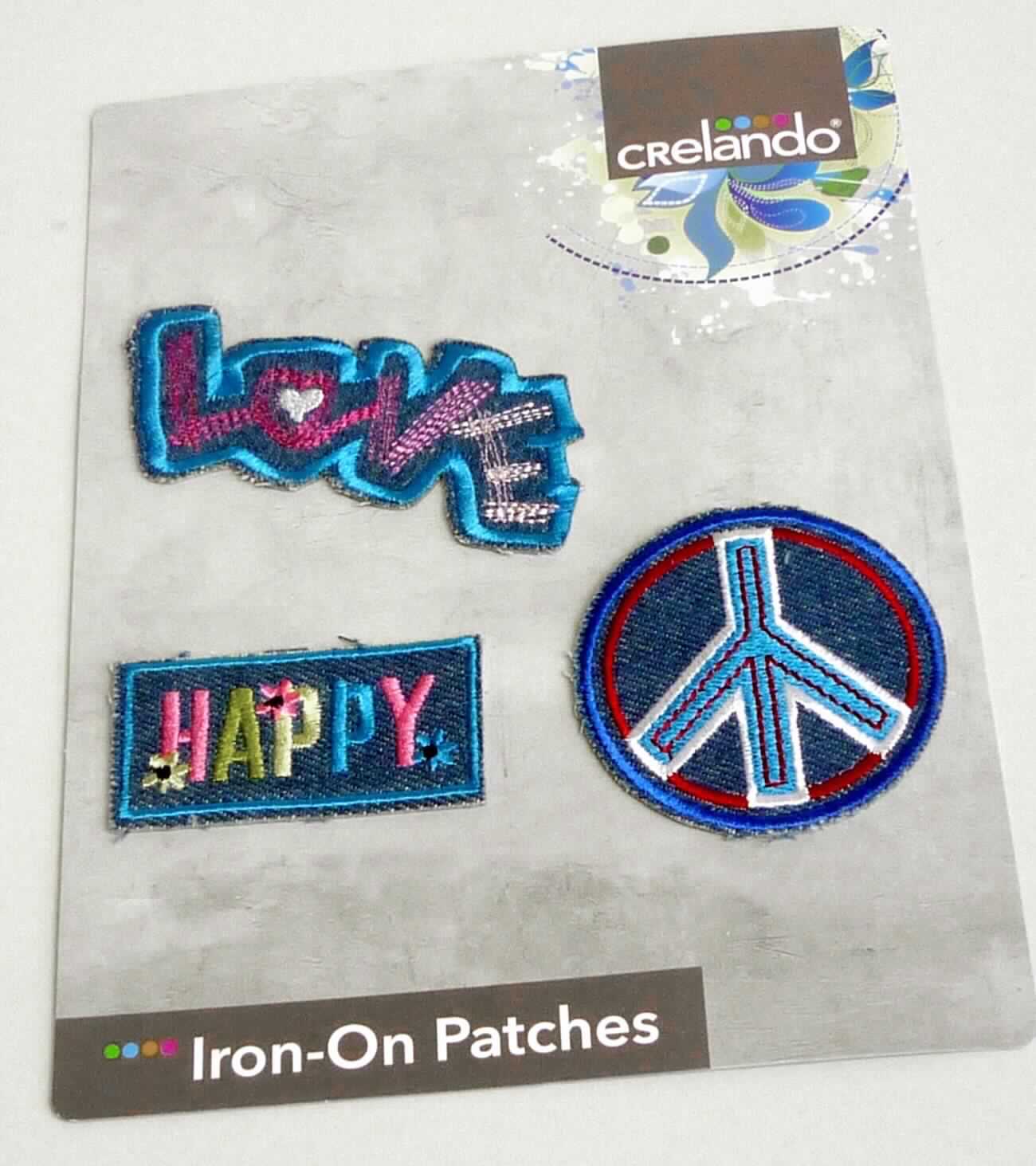 Stickereien als Motiv, sog. Aufbügelflicken, Foto siehe Anlage,
- als Set mit drei unterschiedlichen Motiven auf einer bedruckten Pappkarte in einem Polybeutel verpackt,
- mit einem Stickgrund aus laut Antrag Baumwolle,
- auf der Rückseite mit einem klarsichtigen Kleber ausgestattet,
- keine Ätzstickerei oder Stickerei mit herausgeschnittenem Grund,
- laut Antrag mit einem Wert von mehr als 17,50 EUR je kg Eigengewicht,
- ohne Hinweise auf Handarbeit,
- Motiv 1:
-- in Form eines Schriftzuges "Love" (max. Abmessungen von ca. 9 cm x 4 cm),
-- mit einem zweilagigen Stickgrund mit einer Oberlage aus Gewebe und einer Unterlage aus augenscheinlich
   Vliesstoff, 
-- mit Stickgarnen bestickt,
- Motiv 2:
-- in Form eines Kreises (Durchmesser ca. 6 cm),
-- mit einem zweilagigen Stickgrund mit einer Oberlage aus Gewebe und einer Unterlage aus augenscheinlich
   Vliesstoff, 
-- mit Stickgarnen bestickt,
- Motiv 4:
-- in Form eines Rechtecks mit Aufschrift "Happy" (max. Abmessungen von ca. 6 cm x 3 cm),
-- mit einem zweilagigen Stickgrund mit einer Oberlage aus Gewebe und einer Unterlage aus augenscheinlich
   Vliesstoff, 
-- mit Stickgarnen bestickt,
- stellt sich als Stickerei dar, somit keine Ware der Position 6217.

"Stickerei als Meterware, andere als Ätzstickereien und Stickereien mit herausgeschnittenem Grund, aus
 Baumwolle, mit einem Wert von mehr als 17,50 EUR je kg Eigengewicht, nicht handgearbeitet"