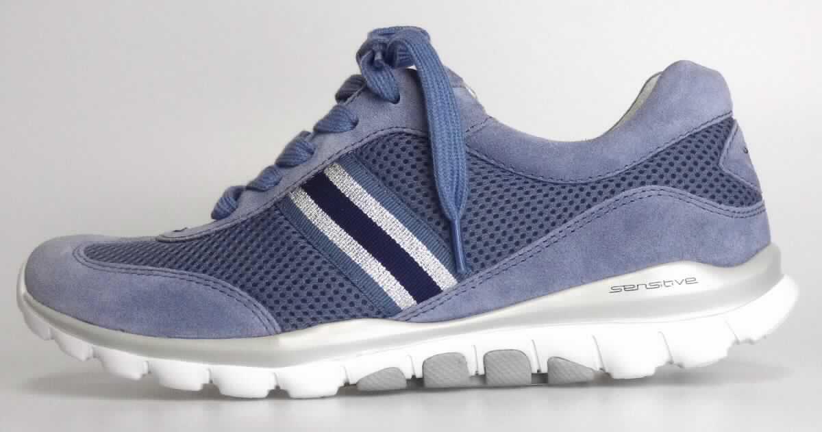 Halbschuhe (lt. Antrag: "Freizeitschuh für Damen", Foto siehe Anlage)
- mit Laufsohlen aus Kautschuk/Kunststoff; ohne Hauptsohle aus Holz,
- mit Oberteil (geschlossenes Blatt) aus Leder (den größten Teil der Außenfläche bildend) und Spinnstoff,
- auf das Oberteil sind Verstärkungsteile aus Spinnstoff und Leder aufgesetzt,
- mit Schnürsenkelverschluss,
- ohne Metallschutz in der Vorderkappe,
- nicht den Knöchel bedeckend, 
- lt. Antrag mit einer Länge der Innensohle von weniger als 24 cm.

"Schuhe mit Laufsohlen aus Kautschuk/Kunststoff und Oberteil aus Leder, andere als in den Unterpositionen
 6403 1200 bis 6403 9950 genannte, mit einer Länge der Innensohle von weniger als 24 cm"