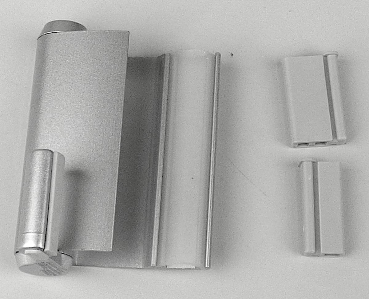 Es handelt sich um automatische Türschließer aus unedlem Metall, im Wesentlichen bestehend aus einem im Querschnitt nahezu U-förmigen, spezifisch geformten Gehäuse, einem sog. Schenkel zum Einstellen der Schließkraft, einem Scharnierstift mit Teilgewinde und einer schraubenlinienförmigen Feder. Die Erzeugnisse sind gemeinsam mit zwei Distanzstücken aus Kunststoff und einer Montageanleitung in einer Verkaufsverpackung für den Einzelverkauf aufgemacht.
Abmessungen: ca. 9 cm x 9 cm.
- Antragstellerangaben -

Aufgrund des Umfangs und der Bedeutung für die Verwendung bestimmt der Türschließer den Charakter der Warenzusammenstellung.

Abbildung siehe Anlage.

Derartige Erzeugnisse gehören als "automatische Türschließer aus unedlen Metallen" zum TARIC-Code 8302 6000 90.