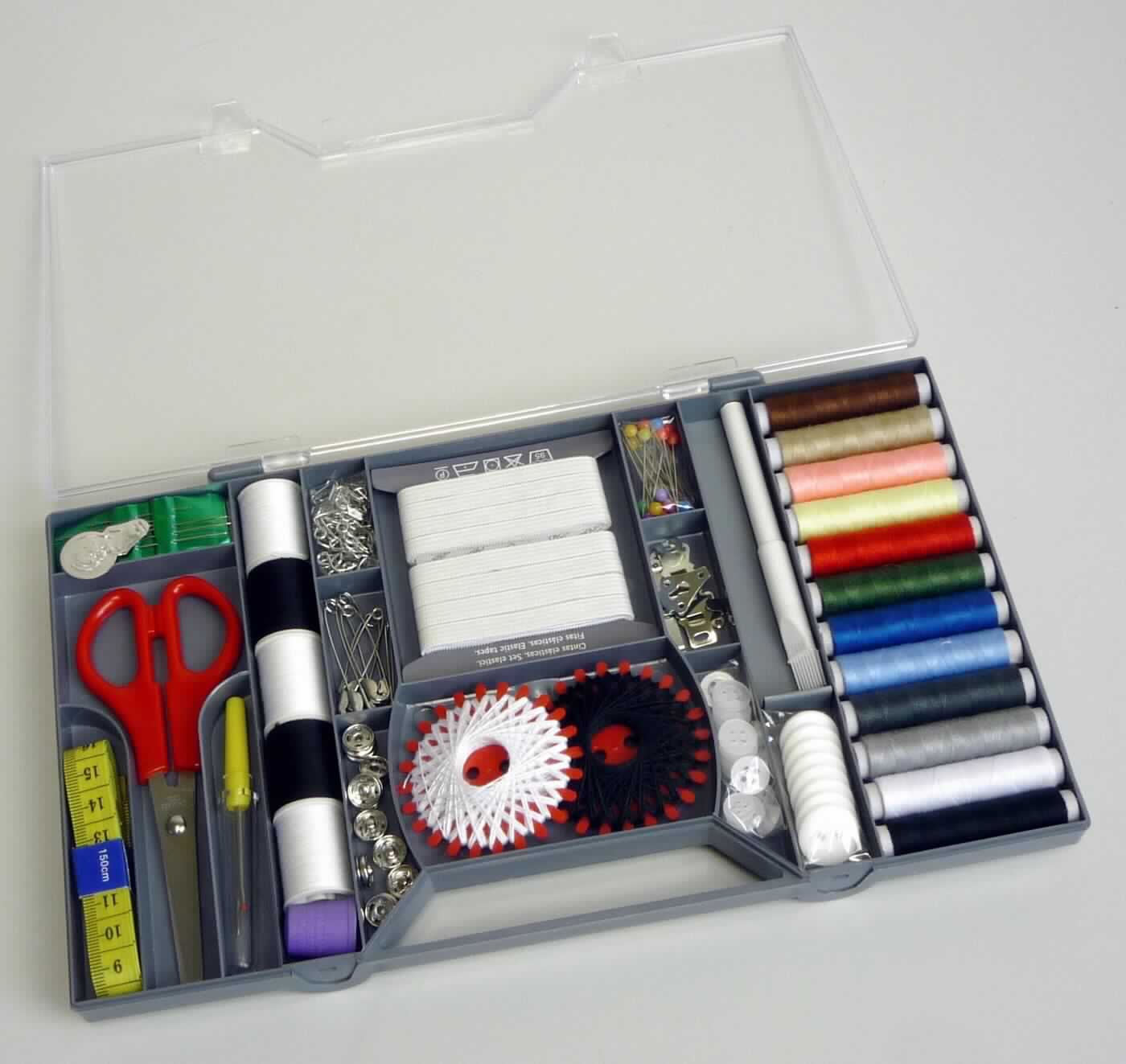 Nähgarnset, sog. Universal Nähset, Foto siehe Anlage,
- Warenzusammenstellung, bestehend aus Nähgarnen, Gummilitzen, Nadeln, Knöpfen, Verschlusshaken, einem
   Nahtauftrenner, einem Schneiderstift, einem Maßband, einer Schere, einem Fingerhut und einem Nadeleinfädler,
- gemeinsam in einer speziell dafür hergerichteten Kunststoffbox für den Einzelverkauf aufgemacht und zur 
  Befriedigung eines speziellen Bedarfs zusammengestellt,
- laut Untersuchungsergebnis: 
-- Nähgarne:
--- zwei sog. Sternzwirne (laut Antrag 20 m lang) und zwölf sog. Nähgarne (laut Antrag 50 m lang):
---- jeweils auf einer Unterlage (Sternkarte bzw. Spule) aufgemacht, mit einem Gewicht einschließlich der Unterlage 
     von ca. 3,4 g bzw. 2,5 g (= Garn in Aufmachung für den Einzelverkauf),
---- gefärbte sowie gebleichte Garne aus synthetischen Spinnfasern (laut Antrag Polyester),
---- gezwirnt, mit einer Z-Drehung als letzter Drehung,
---- appretiert für die Verwendung als Nähgarn,
--- fünf sog. Oberfäden (laut Antrag 25 m lang): 
---- jeweils auf einer Unterlage (Spule) aufgemacht, mit einem Gewicht einschließlich der Unterlage von ca. 3 g
     (= Garn in Aufmachung für den Einzelverkauf),
---- gefärbte sowie gebleichte Garne aus Baumwolle,
---- gezwirnt, mit einer Z-Drehung als letzter Drehung,
---- appretiert für die Verwendung als Nähgarn,
-- Gummilitzen (zwei Stück):
--- laut Antrag mit einer Länge von jeweils 2 m, auf einer Pappkarte aufgewickelt,
--- bestehend aus einem elastischen Flachgeflecht (ca. 6 mm bzw. 8 mm breit),
- Nadeln:
-- 25 "Perlkopf-Stecknadeln" aus unedlem Metall, mit Köpfen aus Kunststoff,
-- sechs Sicherheitsnadeln aus unedlem Metall,
-- fünf Nähnadeln aus unedlem Metall,
- Knöpfe:
-- 26 Knöpfe mit einem Durchmesser von ca. 7 mm, 11 mm bzw. 17 mm aus Kunststoff,
-- zehn Druckknöpfe mit einem Durchmesser von ca. 9 mm aus augenscheinlich unedlem Metall,
- 3 Paar Hosen- und Rockverschlusshaken aus unedlem Metall,
- 10 Paar Verschlusshaken aus unedlem Metall,
- ein Nahtauftrenner aus unedlem Metall, mit einem Griffstück aus Kunststoff,
- ein Maßband, mit einer Länge von 150 cm,
- ein Schneiderstift,
- eine Schere,
- ein Fingerhut aus Kunststoff,
- ein Nadeleinfädler aus augenscheinlich Aluminium,
- die Nähgarne aus synthetischen Spinnfasern bestimmen insbesondere im Hinblick auf den Umfang und die
  Bedeutung in Bezug auf die Verwendung den Charakter der Warenzusammenstellung.

"Nähgarne aus synthetischen Spinnfasern, in Aufmachung für den Einzelverkauf"