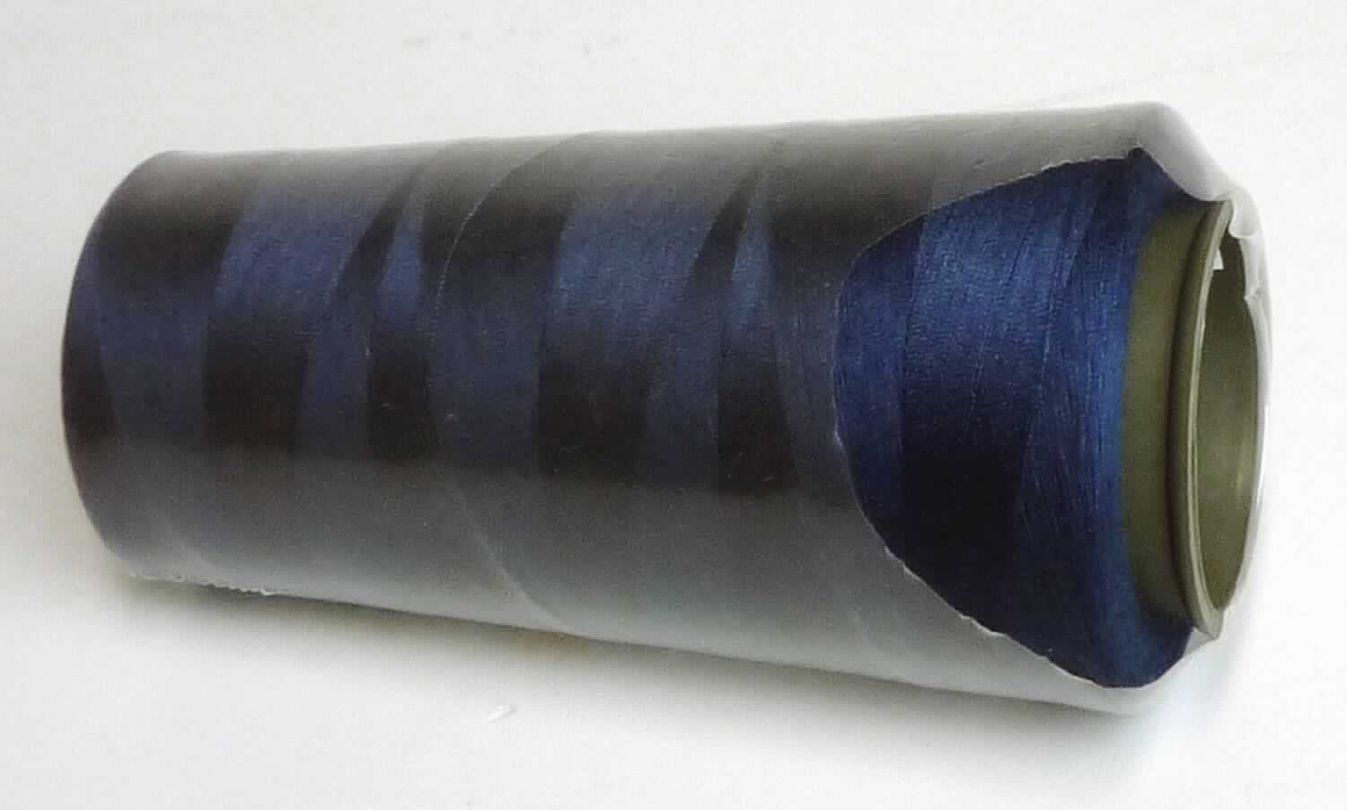 Nähgarn, Foto siehe Anlage,
- laut Untersuchungsergebnis:
-- auf einer Unterlage (Kunststoff-Kone; damit nicht in Aufmachungen für den Einzelverkauf) aufgemacht, mit 
   einem Gewicht einschließlich der Unterlage von ca. 96 g; somit keine Ware der Unterposition 5508 1090,
-- gezwirnt, mit einer Z-Drehung als letzter Drehung,
-- aus synthetischen Spinnfasern (Polyester),
-- appretiert für die Verwendung als Nähgarn,
-- mit einem Titer von ca. 320 dtex (kein Bindfaden).

"Nähgarn aus synthetischen Spinnfasern, nicht in Aufmachungen für den Einzelverkauf"