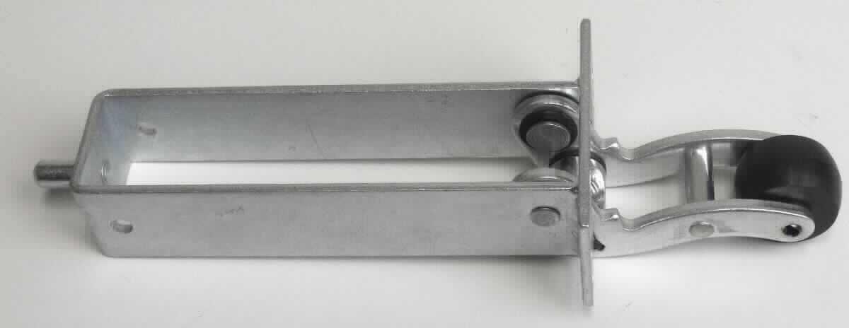 Es handelt sich um im Wesentlichen aus unedlem Metall gefertigte Erzeugnisse, bestehend aus einem nahezu U-förmigen Grundkörper, der an einem Ende mit einem Bolzen ohne Gewinde versehen, beidseitig gelocht und am anderen Ende mit einem beweglich befestigten Bügel mit Laufrolle aus Kunststoff oder Kautschuk und einer drehbar befestigten Mutter mit Innengewinde ausgestattet ist.
Die Erzeugnisse werden mit Gas- bzw. Öldruckdämpfern (nicht Gegenstand dieser vZTA) ausgestattet, an Fahrstuhltüren (nicht Gegenstand dieser vZTA) angebracht und ermöglichen ein sanftes und verzögertes Schließen der Türen.
Gesamtlänge: etwa 22 cm.
- Antragstellerangaben -

Abbildung siehe Anlage.

Derartige Erzeugnisse gehören als "Teile aus unedlen Metallen für Beschläge (Baubeschläge) aus unedlen Metallen, für Türen" zur Codenummer 8302 4110 00 0 des Zolltarifs.