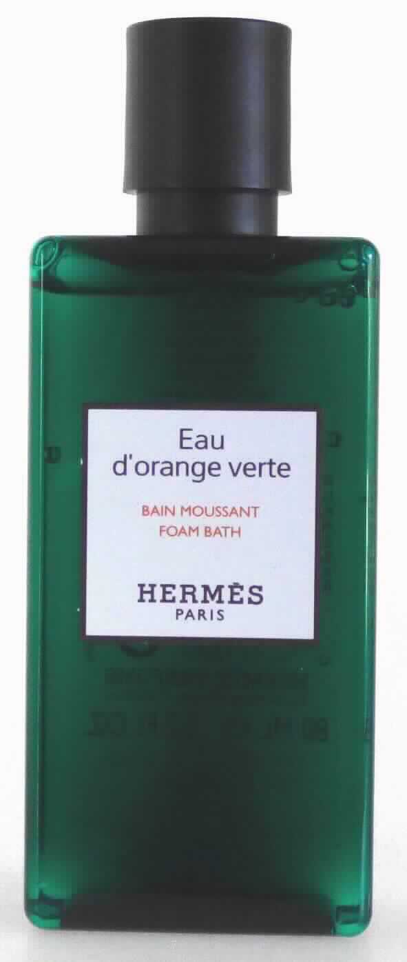 Zubereiteter Badezusatz; Schaumbad

Bei der vorgelegten Ware handelt es sich um einen eine farblose Flüssigkeit mit Orangenduft. Die Flüssigkeit ist in einer etikettierten Kunststoffflasche mit Schraubdeckel abgefüllt (deklarierter Inhalt: 80 ml) und für den Einzelverkauf als Schaumbad aufgemacht. Auf dem Etikett befinden sich Angaben zur Zusammensetzung (s. Feld 8).

Die Ware ist als zubereiteter Badezusatz in die Position 3307 der Kombinierten Nomenklatur einzureihen.