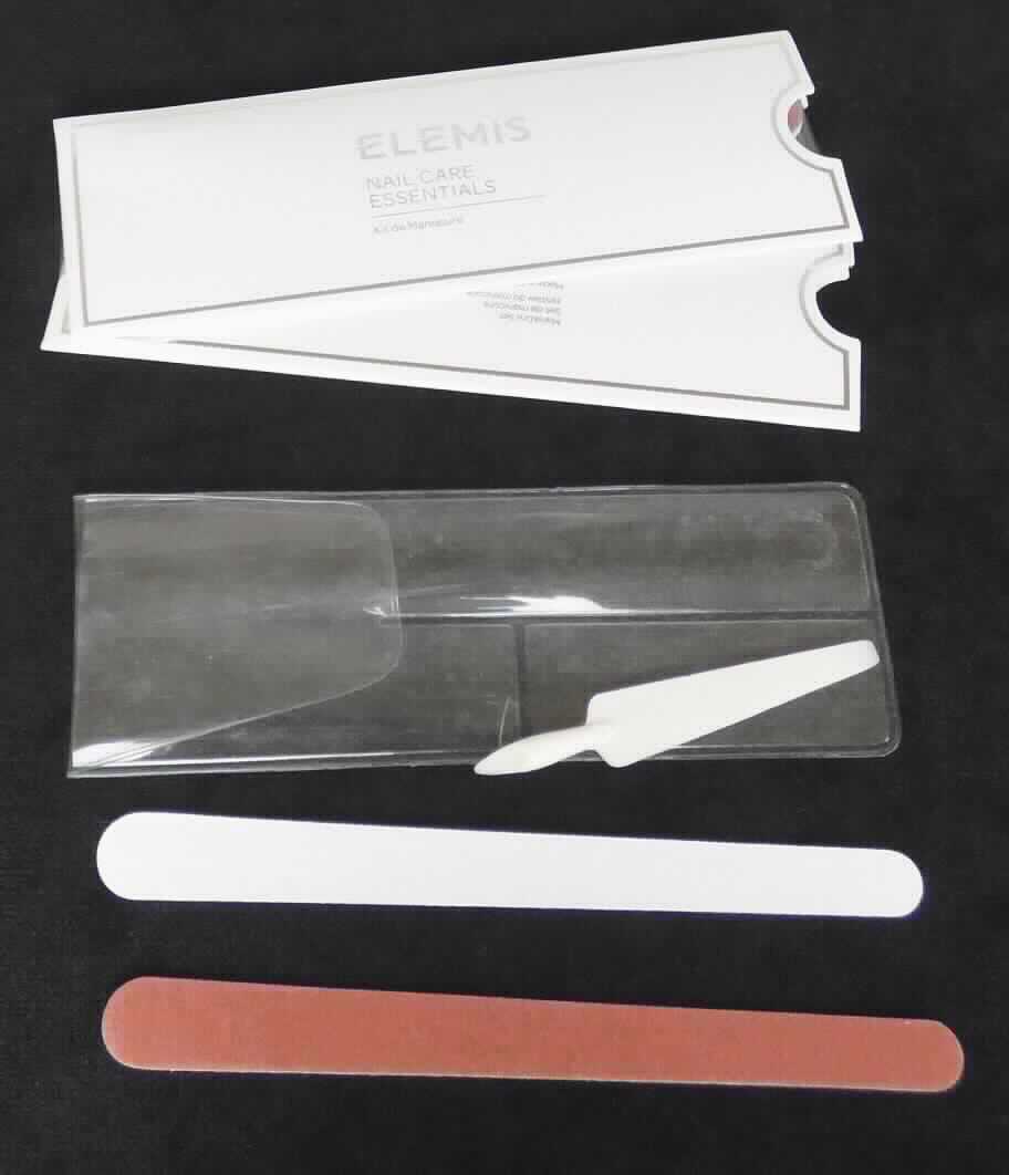 "Maniküre-Set";

- Zusammenstellung für die Hand- und Fußpflege, bestehend aus

- - einem Nagelhautschieber/Nagelreiniger aus Kunststoff

- - zwei Nagelfeilen mit beidseitig aufgebrachtem Schleifstoff 

- gemeinsam in einem Kunststoffbeutel und zusätzlich in einer Faltschachtel 
  verpackt

Abbildung siehe Anlage.

Derartige Erzeugnisse gehören als "Zusammenstellung für die Maniküre oder Pediküre, 
(einschließlich Nagelfeilen)" zum TARIC-Code 8214 2000 00.