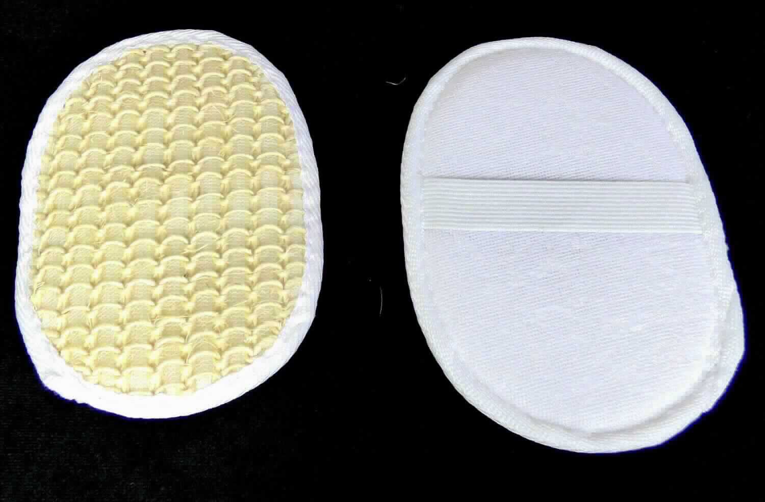 Wäsche zur Körperpflege, sog. Massageschwamm, Foto siehe Anlage,
- in einem Polybeutel mit einer Pappbanderole verpackt,
- annähernd oval; mit den Abmessungen von laut Antrag 15 cm x 11 cm,
- mit einer Vorderseite aus einem mit einem dünnen Kettengewirke aus augenscheinlich Chemiefasern unterlegten 
  Kuliergestricke aus laut Antrag Sisal und einer Rückseite aus einem Schlingengewirke aus laut Antrag Baumwolle; 
  mit einer Polsterlage aus Schaumkunststoff,
- auf der Rückseite mit einer Handschlaufe aus elastischen Gewirken aus augenscheinlich Chemiefasern
  ausgestattet und an allen Rändern mit einem schmalen Gewebeband aus Spinnstoffen eingefasst,
- durch Zusammenfügen konfektioniert,
- die Ware ist waschbar und dient zum Massieren bzw. Einseifen beim Baden oder Duschen, stellt sich damit
  als Wäsche zur Körperpflege dar,
- insbesondere im Hinblick auf die Verwendung als Massageschwamm verleiht das Gestricke aus Sisal der Ware 
  ihren wesentlichen Charakter.

"Wäsche zur Körperpflege (Massageschwamm), aus Spinnstoffen, aus Sisal"