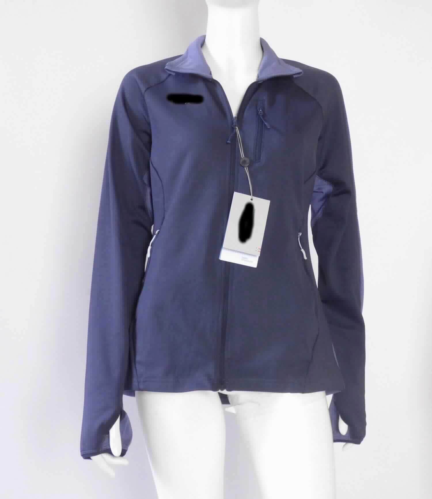 Jacke, sog. Romsdal Fleece Lady Jkt, Art. 8447, Größe M, Foto siehe Anlage,
- aus verschiedenen, ca. 0,8 mm dicken, einfarbigen Gewirken aus laut Antrag 94 % Polyester und 6 % Elasthan
  (beides synthetische Chemiefasern),
- ungefüttert,
- über die Taille reichend (Rückenlänge: ca. 68 cm); hinten abgerundet, vorn gerade und bis zu 4 cm kürzer 
  gearbeitet,
- mit einem Stehkragen,
- vorn mit einer durchgehenden Öffnung mit einem bis an den Kragenrand reichenden Reißverschluss,
- ohne Hinweise auf den Trägerkreis (unisex),
- vorn mit eingesetzten Taschen mit Reißverschluss im Brustbereich und unterhalb der Taille, 
- mit langen Ärmeln, an den Ärmelenden elastisch verengt und mit einem Daumenloch versehen, 
- am unteren Rand durch Umschlagen und Festnähen gesäumt,
- in Bahnen gearbeitet,
- stellt sich aufgrund des Schnitts als Jacke dar, somit keine Strickjacke.

"Jacke, aus Gewirken, für Frauen, aus synthetischen Chemiefasern"