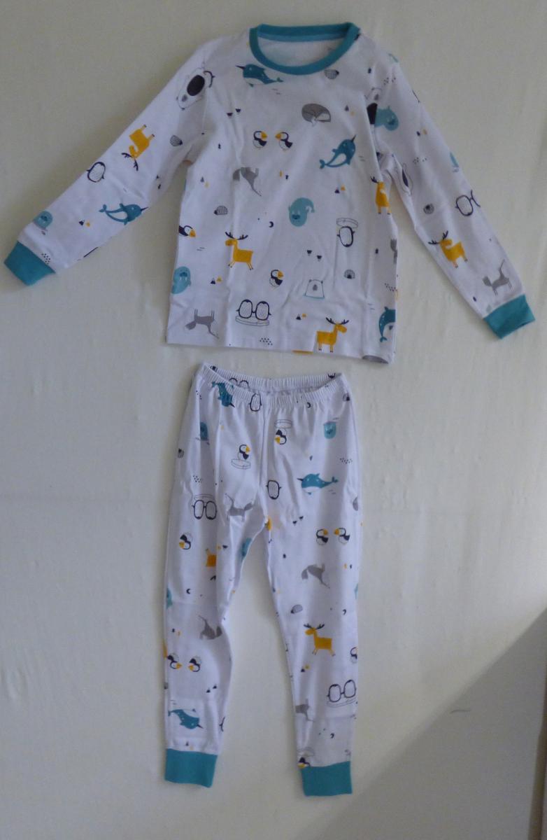 Schlafanzug, sog. Kinder Pyjama, Größe 128, Foto siehe Anlage,
- laut Antrag in verschiedenen Designs,
- in einem Polybeutel verpackt,
- aus ca. 0,7 mm dicken, bedruckten Gewirken aus laut Antrag 100 % Baumwolle,
- nach Schnitt, Ausstattung, Material und Gesamteindruck erkennbar dazu bestimmt, ausschließlich
  oder im Wesentlichen als Nachtkleidung im Bett getragen zu werden,
- ohne Öffnung und ohne Verschluss,
- ohne Hinweise auf den Trägerkreis (unisex),
- Oberteil:
-- über den Schritt reichend (Rückenlänge: ca. 52 cm),
-- mit einem runden Halsausschnitt, mit kontrastfarbener Blende,
-- mit langen Ärmeln, 
-- am unteren Rand durch Umschlagen und Festnähen gesäumt,
- lange Hose:
-- in der Taille abschließend, mit einem elastisch verengten Taillenbund,
-- mit knöchellangen Hosenbeinen,
- an den Ärmelenden und den Beinabschlüssen mit angesetzten, kontrastfarbenen, gerippt gewirkten,
  verengenden Bündchen.

"Schlafanzug, aus Gewirken, für Mädchen, aus Baumwolle"