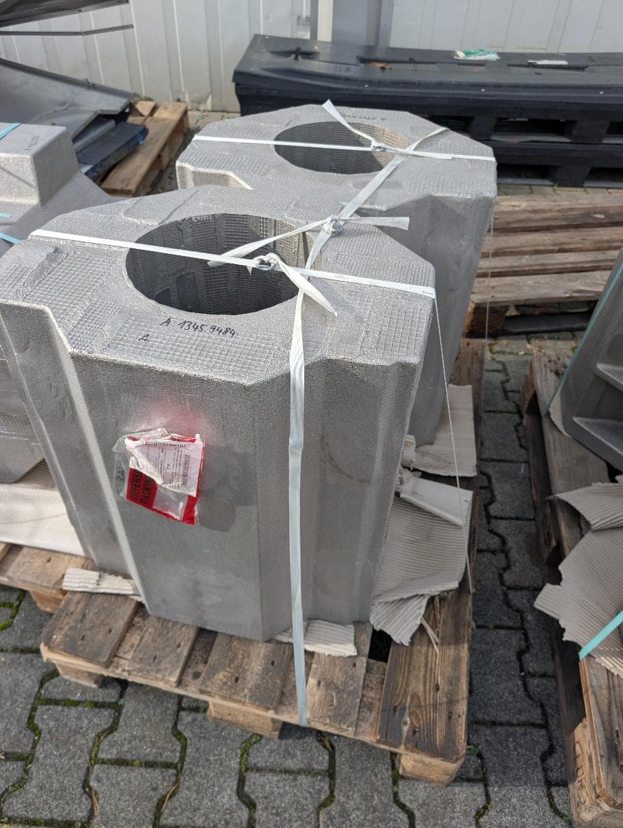 Unfertiges Motorspindelgehäuse für Drehmaschinen (Abbildung siehe Anlage)
- in Form einer maßhaltig nach Werkzeichnung gefertigten Gehäusekomponente aus Aluminium,
  gegossen, mit einer zentralen Bohrung und verwendungsspezifischer Formgebung, Unfertig,
- nach weiterer mechanischer Bearbeitung (Fräsen und Ausspindeln auf eine Rundlauf-
  genauigkeit von 5/1000 mm) zur Verwendung als Motorspindelgehäuse in einer vertikalen
  Drehmaschine bestimmt.

"Teil, erkennbar ausschließlich für Maschinen der Position 8458 bestimmt, keine Ware der Unterpositionen (KN) 8466 9340 bis 8466 9350 - Unfertiges Motorspindelgehäuse für Drehmaschinen"