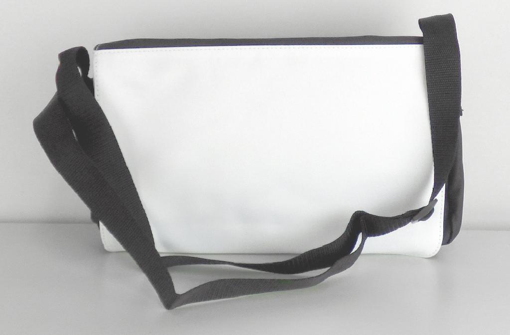 Handtasche, sog. Sublistar® Schultertasche, Artikel-Nr. BAGN-33-K, Foto siehe Anlage,
- mit einer Außenseite aus Spinnstoffen,
- mit einem längenverstellbaren Schultertragegurt,
- an der Rückseite mit einem über die gesamte Breite reichenden Fach mit Klettverschluss,
- mit einer mittels einem Klettstreifen abnehmbaren Überschlagklappe mit Klettverschluss,
- Hauptfach mit einem entlang des oberen Rands verlaufenden Reißverschluss versehen,
- gefüttert; innen mit einem eingesetzten Reißverschlussfach, zwei offenen Einsteckfächern
  sowie mit zwei Stiftlaschen ausgestattet,
- in den Abmessungen: ca. 34 cm (Breite) x 21 cm (Höhe) x 8 cm (Tiefe),
- ohne Hinweise auf Handarbeit,
- Handtasche, da aufgrund der Größe und des Gesamteindrucks in erster Linie dazu geeignet,
  kleinere, persönliche Gegenstände aufzunehmen.

"Handtasche, mit Außenseite aus Spinnstoffen, nicht handgearbeitet"