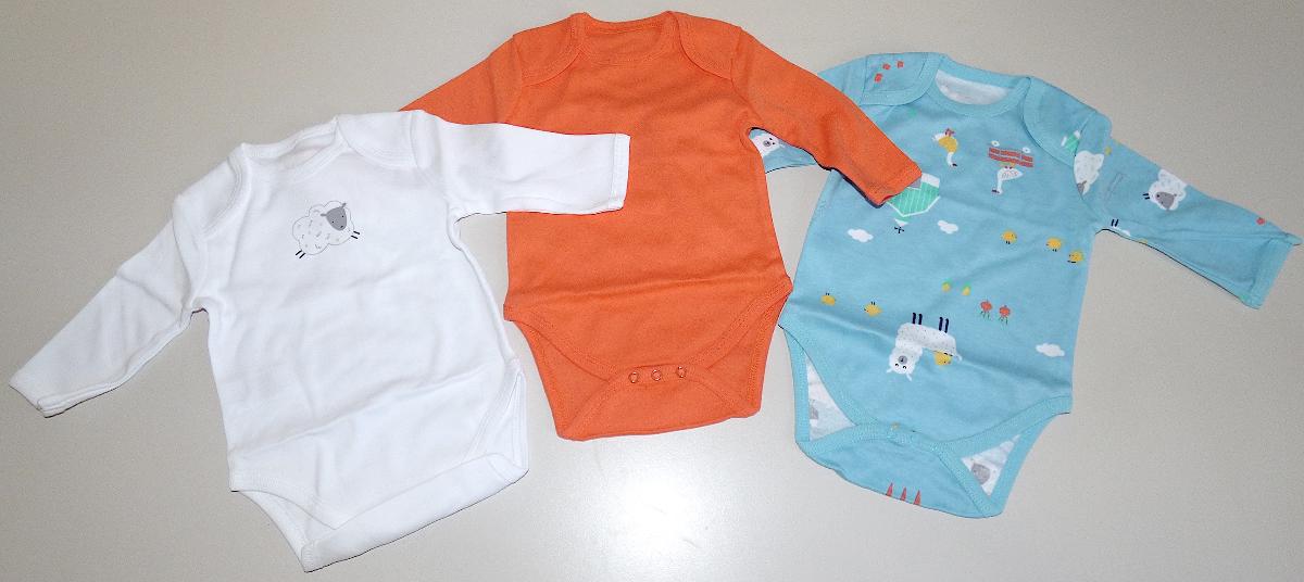 Baby-Bodys, sog. Body`s für Babies und Kleinkinder, Größe 62, Foto siehe Anlage,
- laut Antrag in verschiedenen Größen, Ausführungen (Kurzarm bzw. Langarm), Farben und Designs,
  veranschaulicht durch ein Warenmuster in Größe 62 mit langen Ärmeln,
- als 3-teiliges Set in unterschiedlichen Ausführungen (Farben und Designs) in einem Polybeutel
  verpackt,
- aus ca. 0,8 mm dicken, einfarbigen bzw. bedruckten Gewirken aus laut Antrag 100 % Baumwolle,
- einteilig; den Rumpf und die Arme bedeckend,
- mit einem runden Halsausschnitt,
- mit Schulterüberlappung (sog. amerikanischer Schlupf),
- mit langen Ärmeln,
- mit einer Schrittöffnung mit Druckknopfverschluss, 
- ein Warenmuster ist auf der Vorderseite mit einem Aufdruck verziert,
- am Halsausschnitt, an der Schulterüberlappung, an den Ärmelenden und an der Schrittöffnung mit 
  einer Randeinfassung versehen,
- ist für Kleinkinder mit einer Körpergröße von bis zu 86 cm bestimmt.

"Kleidung (Baby-Bodys), für Kleinkinder, aus Gewirken, aus Baumwolle"