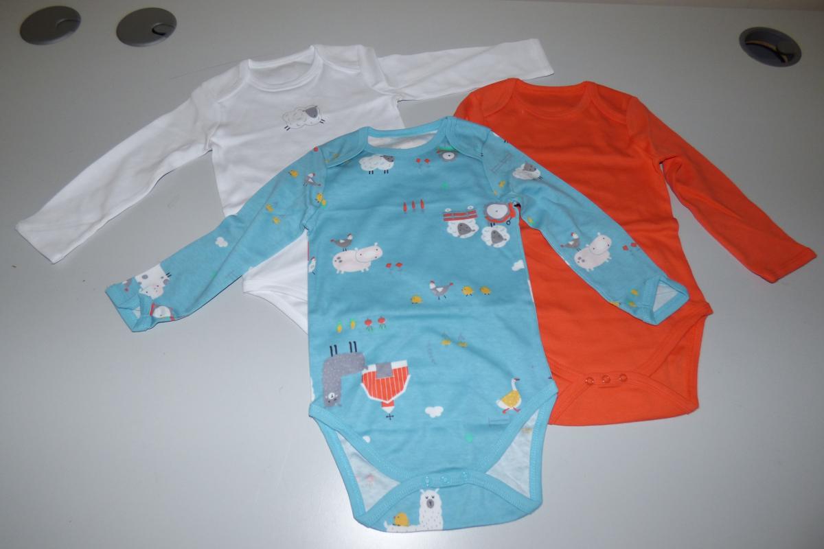 Einteilige Unterwäsche, sog. Body`s für Kleinkinder, Größe 92, Foto siehe Anlage,
- laut Antrag in verschiedenen Ausführungen (Kurzarm bzw. Langarm), Farben und Designs, veran-
  schaulicht durch ein Warenmuster mit langen Ärmeln ,
- als 3-teiliges Set in unterschiedlichen Ausführungen (Farben und Designs) in einem Polybeutel
  verpackt,
- aus ca. 0,8 mm dicken, einfarbigen bzw. bedruckten Gewirken aus laut Antrag 100 % Baumwolle,
- einteilig; den Rumpf und die Arme bedeckend,
- mit einem runden Halsausschnitt,
- mit Schulterüberlappung (sog. amerikanischer Schlupf),
- ohne Hinweise auf den Trägerkreis (unisex),
- mit langen Ärmeln,
- mit einer Schrittöffnung mit Druckknopfverschluss,
- ein Warenmuster ist auf der Vorderseite mit einem Aufdruck verziert,
- am Halsausschnitt, an der Schulterüberlappung, an den Ärmelenden und an der Schrittöffnung mit 
  einer Randeinfassung,
- ist nicht für Kleinkinder mit einer Körpergröße von bis zu 86 cm bestimmt.

"Unterwäsche (Bodys), aus Gewirken, für Mädchen, andere als in den Unterpositionen (HS) 6108 11
 bis 6108 39 genannte, aus Baumwolle"