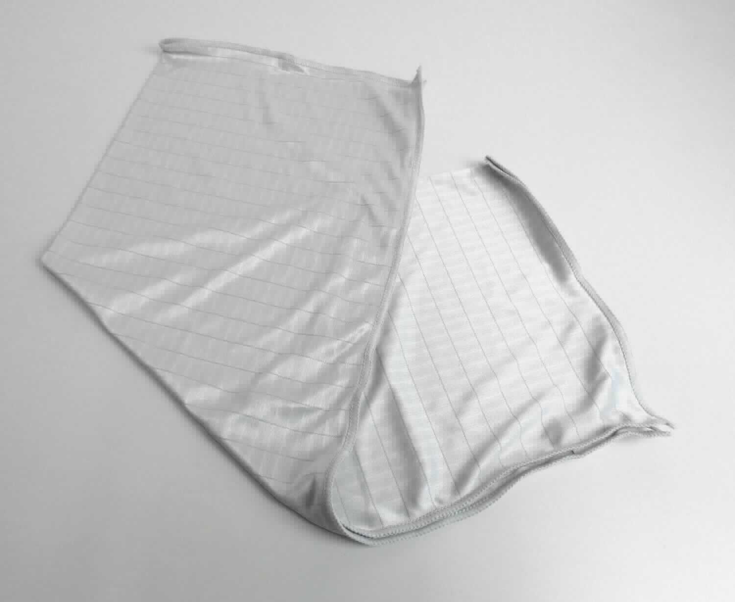Küchenwäsche, sog. Glaspoliertuch, Foto siehe Anlage,
- rechteckig; in den Abmessungen von: ca. 60 cm x 50 cm,
- aus einem ca. 0,5 mm dicken, bunt- und strukturiert gewirkten Gewirke aus laut Antrag 80 % Polyester und
  20 % Polyamid (beides synthetische Chemiefasern),
- an den Rändern durch Überwendlichnähte gesäumt (somit konfektioniert),
- wird üblicherweise gewaschen,
- dient laut Antrag zum Polieren von Trinkgläsern und stellt sich damit als Küchenwäsche dar.

"Küchenwäsche aus Spinnstoffen, aus Chemiefasern, aus Gewirken"