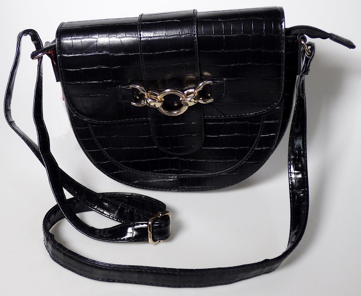 Handtasche, sog. Catwalk Handtasche VT10242B, Foto siehe Anlage,
- mit einer Außenseite aus Kunststofffolien (reptillederartig geprägt),
- an der Vorderseite mit einer Gliederkette aus unedlem Metall verziert,
- mit einem längenverstellbaren Schultertragegurt,
- an der Rückseite mit einem eingesetzten Reißverschlussfach,
- das Hauptfach ist mit einer Überschlagklappe mit einem magnetischen Druckknopfverschluss
  und mit einem entlang des oberen Rands verlaufenden Reißverschluss versehen,
- - gefüttert; innen mit einem Reißverschlussfach und einem offenen Einsteckfach ausgestattet,
- mit den Abmessungen: ca. 27 cm (Breite) x 20 cm (Höhe) x 7 cm (Tiefe),
- Handtasche, da aufgrund der Größe und des Gesamteindrucks in erster Linie dazu geeignet,
  kleinere, persönliche Gegenstände aufzunehmen.

"Handtasche, mit Außenseite aus Kunststofffolien"