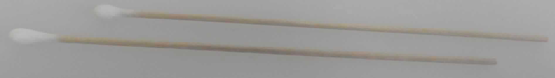 Wattestäbchen, sog. Holzstäbchen mit einseitigem Baumwollkopf, Foto siehe Anlage,
- mit einer Länge von laut Antrag 15 cm,
- aus einem tropfenförmigen Wattetupfballen mit einem Durchmesser von laut Antrag ca. 4 - 5 mm aus laut 
  Untersuchungsergebnis gebleichter, hydrophiler Baumwolle, der an einem Ende eines Stäbchens aus laut 
  Antrag Holz befestigt ist,
- durch Zusammenfügen konfektioniert,
- nicht zu medizinischen Zwecken aufgemacht und auch nicht in erster Linie dazu bestimmt, eine Wunde zu 
  bedecken oder zu schützen, um deren Heilung zu erleichtern oder zu beschleunigen; somit keine Ware der 
  Position 3005,
- im Hinblick auf die Verwendung verleiht der Wattetupfballen der Ware ihren wesentlichen Charakter.

"Waren aus Watte aus Spinnstoffen (Wattestäbchen), aus hydrophiler Baumwolle"