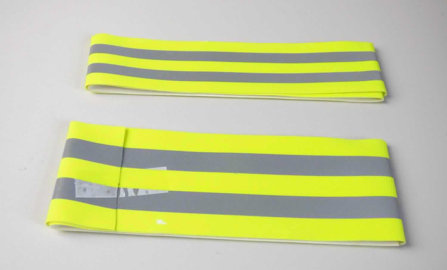 Überzogenes Gewebe, sog. Reflexband, Foto siehe Anlage,
- als Meterware, laut Antrag mit einer Breite von 5 cm bzw. 7,5 cm und einer Länge von 100 m,
- aus einem Gewebe aus laut Antrag Aramid,
- mit einer reflektierenden Schicht; augenscheinlich beschichtet mit Klebstoff und flächendeckend überzogen mit 
  nicht vollständig eingebetteten Mikro-Glaskugeln (mit einem Durchmesser von weniger als 150 µm); in der Mitte 
  mit ca. 1 cm bzw. 1,5 cm breiten, metallisierten Farbaufstrichen,
- das Überziehen ist mit dem bloßen Auge wahrnehmbar.

"Überzogenes Gewebe, anderes als in den Positionen 5901 bis 5906 genannte, beschichtet mit in Klebstoff 
 eingebetteten Kügelchen mit einem Durchmesser von nicht mehr als 150 µm"