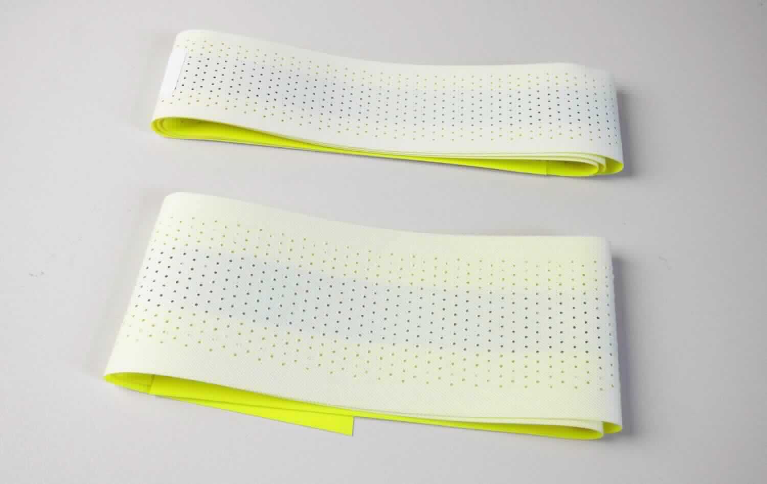 Überzogenes Gewebe, sog. Reflexband, Foto siehe Anlage,
- als Meterware, laut Antrag mit einer Breite von 5 cm bzw. 7,5 cm und einer Länge von 100 m,
- aus einem Gewebe aus laut Antrag Aramid,
- mit einer reflektierenden Schicht; augenscheinlich beschichtet mit Klebstoff und flächendeckend überzogen mit
  nicht vollständig eingebetteten Mikro-Glaskugeln (mit einem Durchmesser von weniger als 150 µm); in der Mitte 
  mit einem ca. 2 cm bzw. 2,5 cm breiten, metallisierten Farbaufstrich,
- das Überziehen ist mit dem bloßen Auge wahrnehmbar,
- mittig über eine Breite von ca. 3,5 cm bzw. 5,5 cm mit runden Ausstanzungen versehen.

"Überzogenes Gewebe, anderes als in den Positionen 5901 bis 5906 genannte, beschichtet mit in Klebstoff 
 eingebetteten Kügelchen mit einem Durchmesser von nicht mehr als 150 µm"